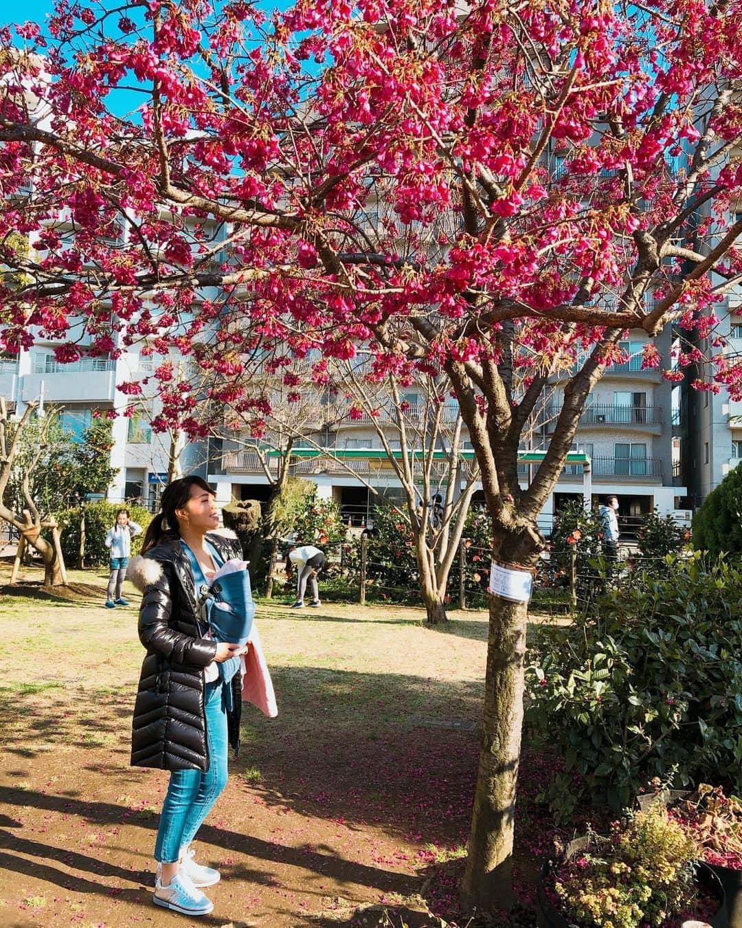 堤友香さんのインスタグラム写真 - (堤友香Instagram)「. コロナが心配ではありますが 免疫力アップのためにも 少しづつお外へ🌸 . 外の空気、太陽だけで 私も心身ともにリフレッシュ☺️ そして 妊娠前のジーンズが入ってホッ❤️笑 #散歩 #休日 #桜  #赤ちゃん #新生児卒業」3月16日 13時39分 - yuka_tsutsumi0605