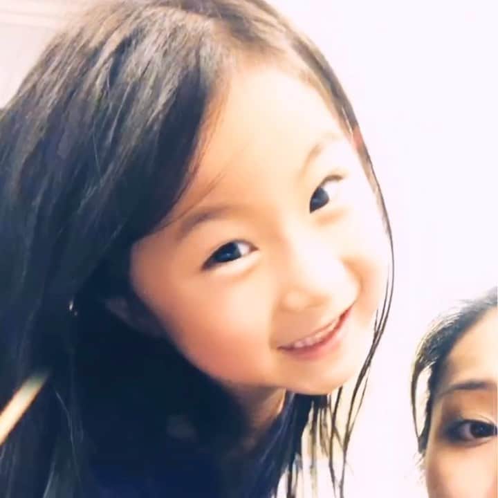 オリビア・タイのインスタグラム：「🤣😂🤣 me: and why is Disneyland closed? lili: ‘cause of cona virusssss . . . . . #funny #meme #memes #کاهش  #quarantine #socialdistancing #virus #corona #coronavirus #رژیم #covid #covid19 #klbviruscorona #likeforlikes #viral #health #لاغری #دکترجزایری #picoftheday # #کالری #pandemia #losangeles #coronavirusupdates #ماندن」