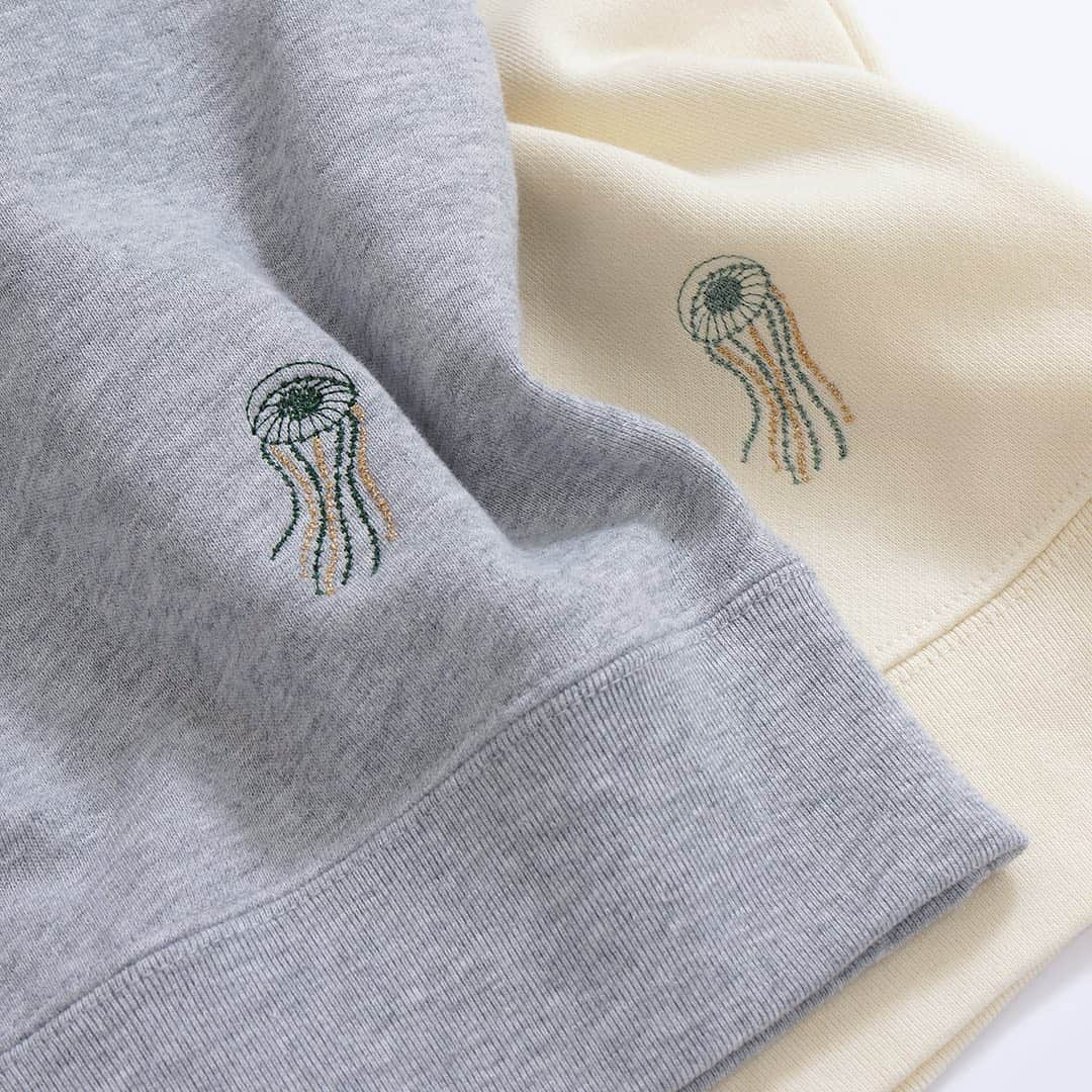 marbleSUD(マーブルシュッド) のインスタグラム：「今年の春もスウェットがトレンド！marble SUDからもクラゲのワンポイント刺繍がキラッと眩しい春色スウェットが登場しました。1枚取り入れるだけで旬なスタイリングに。」