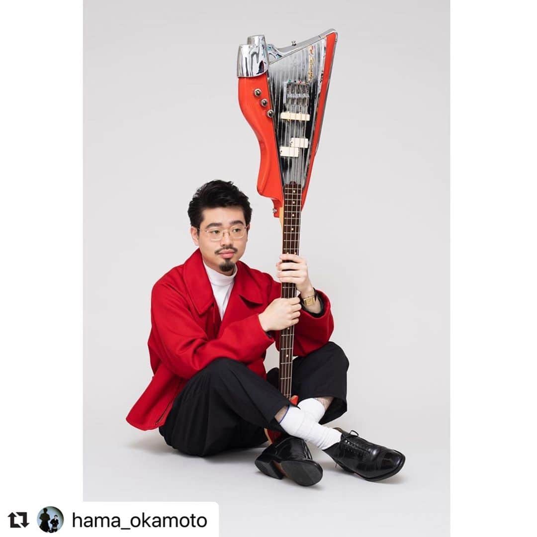 OKAMOTO’Sさんのインスタグラム写真 - (OKAMOTO’SInstagram)「#Repost @hama_okamoto with @make_repost ・・・ 3月26日に発売予定だった ハマ・オカモトのムック本 『BASS MAGAZINE SPECIAL FEATURE SERIES 2009-2019"ハマ･オカモト"とはなんだったのか？』 の発売日が5月11日に変更になりました。  楽しみに待っていてくれた皆様ごめんなさい！  より良い内容にする為に 皆さまもう少しだけ時間をください！ きっと満足してもらえるはずです。  お詫びと言ってはなんですが、 掲載予定の近影を。 "延期かぁ、、、面目ない"  という表情をしています。 --------------------------------------------------- 平素は格別のお引き立てを賜り心より厚く御礼申し上げます。  2020年3月26日（木）に発売を予定しておりました 『BASS MAGAZINE SPECIAL FEATURE SERIES 2009-2019"ハマ･オカモト"とはなんだったのか？』 につきまして、制作の都合により、 発売日を2020年5月11日（月）に変更させて頂くこととなりました。  BASS MAGAZINE SPECIAL FEATURE SERIES 2009-2019"ハマ･オカモト"とはなんだったのか？ ＜発売日＞ 【変更前】 2020年3月26日(木) ↓ 【変更後】 2020年5月11日(月)  楽しみにお待ち頂いているお客様、 並びに関係者の皆様に多大なるご迷惑をおかけ致しますこと、心よりお詫び申し上げます。  何卒ご理解頂きますよう、よろしくお願い申し上げます。  2020年3月16日 株式会社リットーミュージック ベース・マガジン編集部 ハマ・オカモト」3月16日 13時57分 - okamotos_official