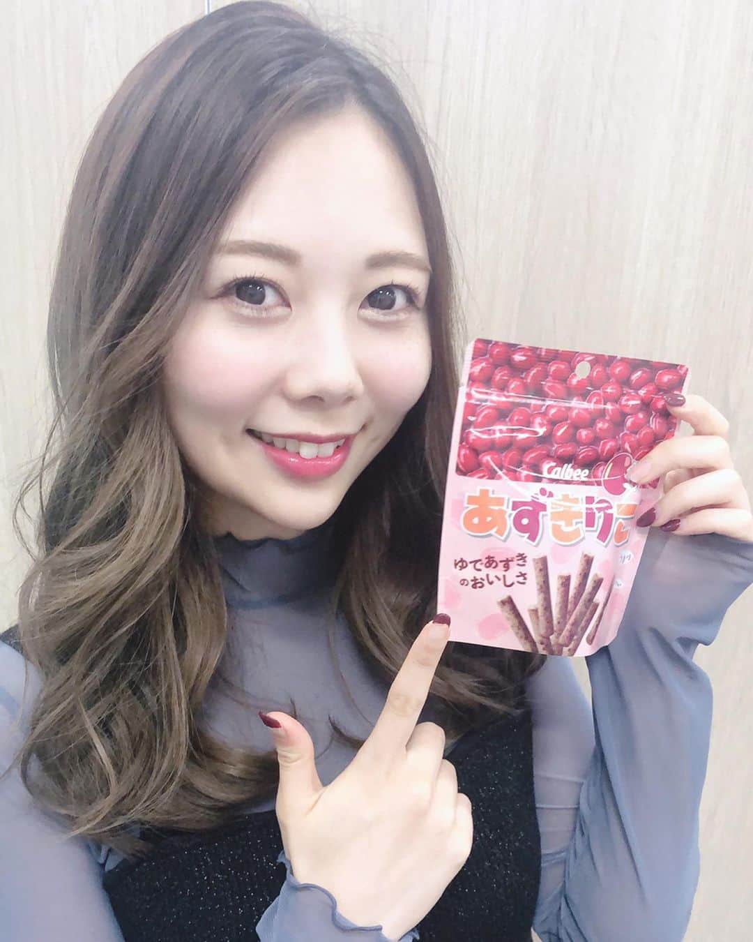 西村季里子のインスタグラム：「・ #あずきりこ 「コンビニにきりこいたよ！」 「きりちゃんいたから買っちゃった」 って何事かと思ったけど、 これか〜〜〜🥺🥺🥺🥺🥺🤎 みんながこれを見て きりこを思い出してくれるのが嬉しいよ🤎 ありがとうな、Calbee👋🏻(?) 味は、甘すぎずしょっぱいわけでもなく あずきって感じでした(食レポ0点) #あずき#小豆#昔おまめって読んでた #きりこ#同じ名前#嬉しい#コンビニ #じゃがりこ#お菓子#カルビー#calbee  #愛#食レポ#0点#みんなも食べてみてね #いやどの立場#follow#followｍe」