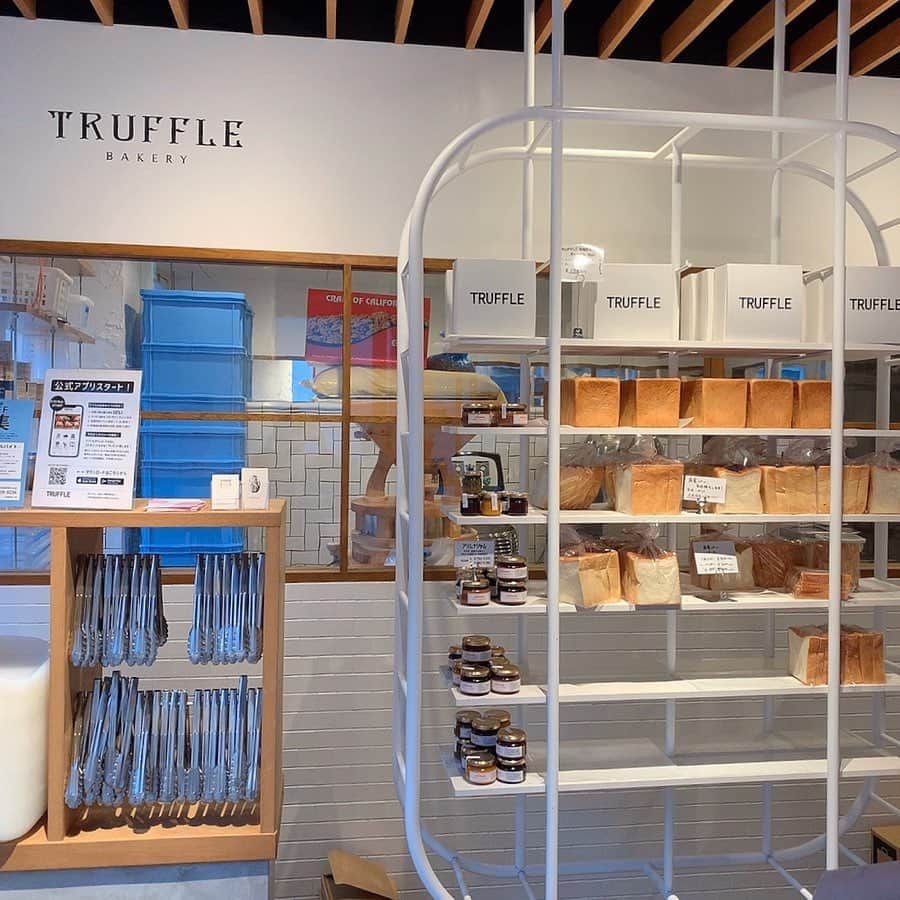 大井智保子さんのインスタグラム写真 - (大井智保子Instagram)「気になっていたパン屋さん🥐 〝ＴＲＵＦＦＬＥ　ＢＡＫＥＲＹ〟 ✌︎ おこもり生活をしていると、 おいしいパンが食べたくなりました🤤 . 門前仲町の本店の次にできた、三軒茶屋店へ♡ 最近は広尾にもできたみたい🥖 . トリュフなパンは、 🥐白トリュフの塩パン 🥪黒トリュフの卵サンド の2種だけだったけど、 どのパンもおいしそうだった♡ . 絶対絶対また買いに行く♪ . . #トリュフベーカリー #トリュフベーカリー三軒茶屋店 #trufflebakery  #白トリュフの塩パン #黒トリュフの卵サンド #白トリュフ #黒トリュフ #トリュフ #truffe #パン屋さん #パン #パン活 #bakery #ベーカリー #三軒茶屋 #chihoko飯」3月16日 14時17分 - chihokoi