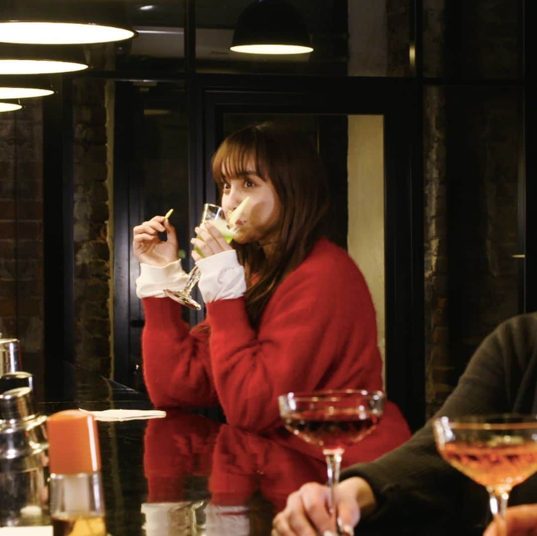 フジテレビ「空旅をあなたへ」さんのインスタグラム写真 - (フジテレビ「空旅をあなたへ」Instagram)「今週木曜２２：５４分〜の「空旅をあなたへ」は、 モデル・石田ニコルさんのロシア・ウラジオストクの空旅です✈️✨ 🇷🇺 四季折々の美しい風景に出逢える、 ロシア・ウラジオストク。  今回は体を温めるため、 ロシア最大級の品ぞろえと称される、ムーンシャインバーへ🌙🍸 ロシア名物のウォッカなど、蒸留酒だけでも、およそ170種類以上！👀 強いお酒が苦手な方でもおすすめな青リンゴのリキュールを使った オリジナルカクテル🍏  ちょっと大人の時間をたしなむ、 ウラジオストクの旅です🥺🥺 ‪ ‬ #フジテレビ  #空旅  #空旅をあなたへ ‪#soratabi‬ ‪#石田ニコル さん‬ #ロシア #ウラジオストク #ヨーロッパ #バー  #ムーンシャインバー  #青リンゴ  #カクテル」3月16日 14時19分 - soratabi_fuji