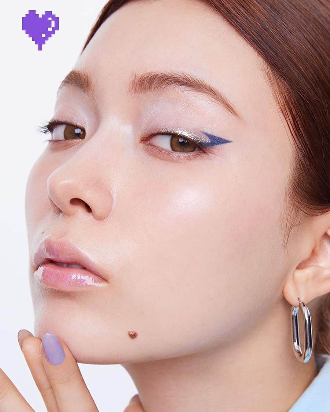 のインスタグラム：「1分1秒がドラマティック✨SHISEIDO ピコが彩るTOKYOガールの24h⏰ エキサイティングな東京の街をテーマにした2020年限定エディションで、思いのままにメイクアップを楽しんで💚 @pico_shiseido #picoshiseido #vgpromotion  MODEL: @alilouss @ AMUSE PHOTO & VIDEO: @takanoriokuwaki @ UM VIDEO EDIT: @suspicious_waveforms / kidzfrmnowhere. HAIR & MAKE-UP: @_itore_ @ SHISEIDO STYLING: @kumicomics @ KIKI INC. TEXT: @neonaomineco5  PRODUCTION & DESIGN: @aiaizm」