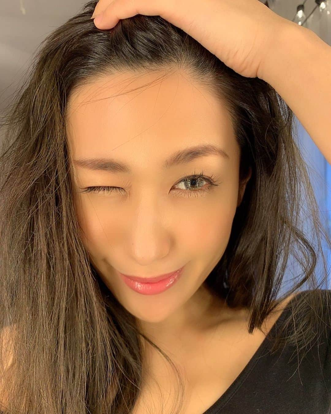 片桐舞子さんのインスタグラム写真 - (片桐舞子Instagram)「垢抜け眉になりたくて🥺 . 気になっていた #Celvoke アイブロウパウダー03 を購入✨ . 黒髪にしてから #アイブロウ難民 だったから、色々ググって探してたんだけど、これ、とても良き😍 . 紫がメインカラーの03 最初、え？紫？とか思うけどご安心下さい。 馴染みます💯💯💯 ふっしぎー✨ . 昔ヘアメイクさんに お婆ちゃま達ってなんでみんな紫ヘアーにするんだろうね？ って話した時、日本人が実は誰でも1番似合う色だから最終的にたどり着くんだよ、お婆ちゃま達はわかっててたどり着いたんだよ！ と言ってたのを思い出す… . . . #舞コスメ#セルヴォーク #ブルベ冬コスメ #垢抜け眉#黒髪眉毛#黒髪メイク#日本人がたどり着く場所#私もたどり着いたのか#紫コスメ」3月16日 14時46分 - mays_maiko