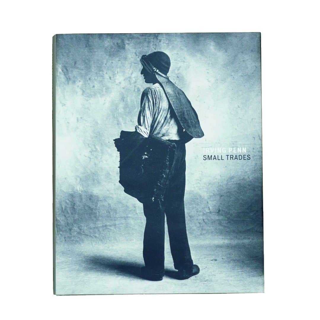 ブルータスさんのインスタグラム写真 - (ブルータスInstagram)「【ファッション特集★発売中】 ブランド#HAKUÏ を設立された#小野塚秋良 さんのアトリエには、ワークとミリタリー関連の棚。ワークウェアを知る本をその中からおすすめしてもらいました。そのうちの一冊は『SWALL TRADES』というロンドン、ニューヨークで撮影された「働く人」のポートレート集。  #BRUTUS #fashion #ファッション #服 #ワークウェア」3月16日 15時00分 - brutusmag