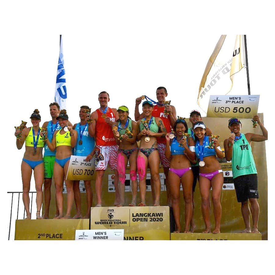 のインスタグラム：「3/12~15 five world tour 1★ Langkawi🇲🇾 ． 結果は3位でした🥉  2人とも黒過ぎてびっくり😬GGG そしてnew水着👙 #ダイキアクシス#マイナビ#pspo24#坂口佳穗#村上礼華 #beachvolleyvoll#fivb#world#tour#langkawi#malaysia」