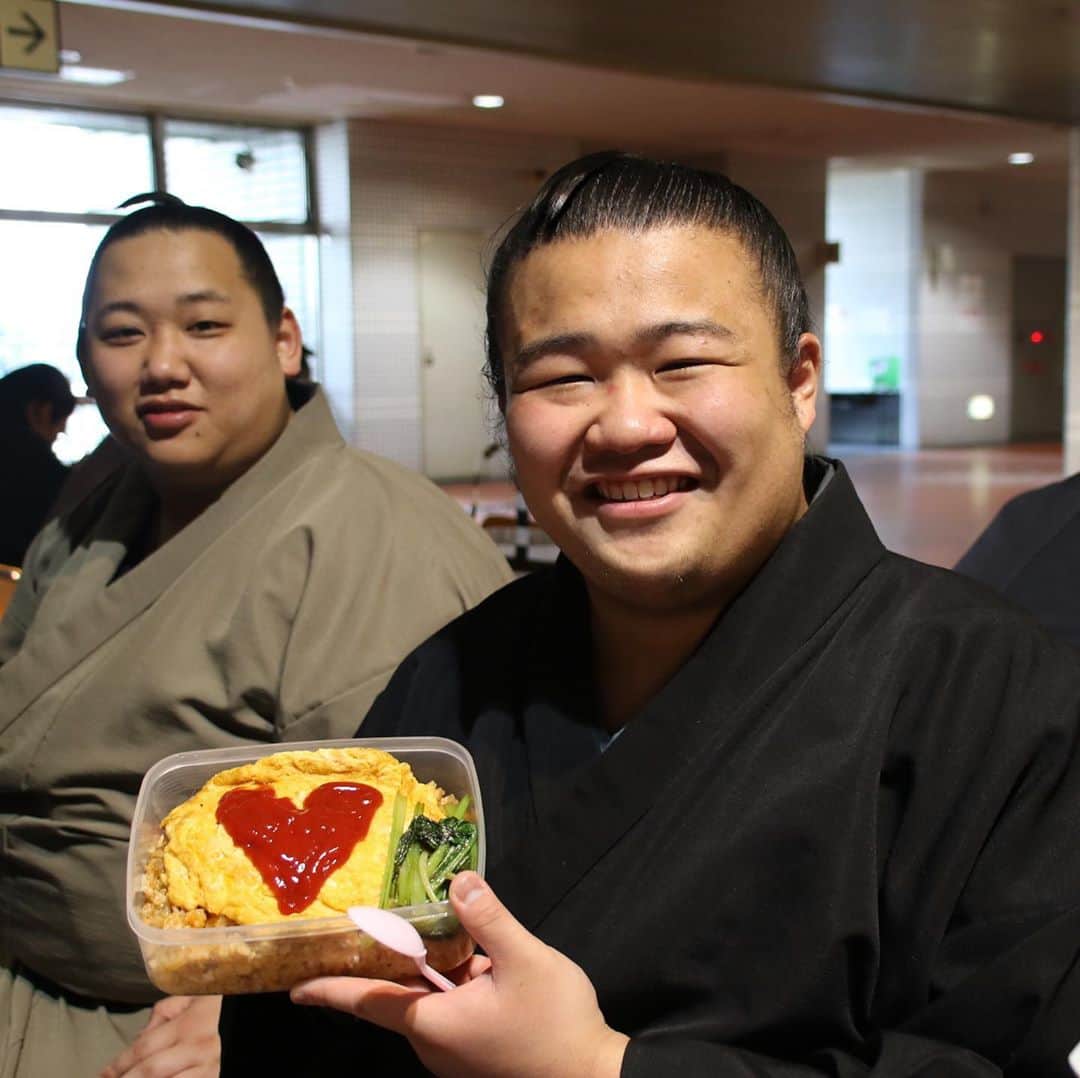 日本相撲協会さんのインスタグラム写真 - (日本相撲協会Instagram)「力士の手作り弁当🍴﻿ ﻿ 今場所は外出できないため、館内の食事スペースで飲食しています。﻿ ﻿ ①﻿ ハート型のケチャップがかかったオムライスを手に、九重部屋の千代天富。写真左の千代北海が作りました。﻿ ﻿ ②﻿ 追手風部屋の大翔若が、関取の付け人を務める弟弟子のために作ってきたお弁当です。﻿ デザートのリンゴつき。﻿ ﻿ ③﻿ 錣山部屋の聖冴は、部屋の呼出し・節男の手作り弁当です。﻿ 五目ご飯、ホタルイカのパスタ、酢豚など、どれもおいしいそうです。﻿ ﻿ ④﻿ 左から宮城野部屋の海猿、絢雄、中川部屋の春日龍、春光。宮城野部屋のマネージャーさんが、白鵬の付け人を務める力士たちのために作ったお弁当です。﻿ 3枚目は春光が自分で作ったというスープ付き弁当。﻿ ﻿  @sumokyokai  #sumo  #相撲  #力士 #お相撲さん #大相撲  #大阪場所  #三月場所 #春場所 #エディオンアリーナ大阪 #大阪府立体育館 #なんば #くまモン #ミニオンズ  #３月 #お弁当 #弁当 #ランチ #手作り弁当#お相撲さんのお弁当 #ご飯多い #おいしそう #愛情たっぷり #ハート #オムライス」3月16日 14時52分 - sumokyokai