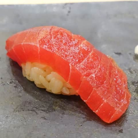"TERIYAKI" テリヤキ編集部さんのインスタグラム写真 - ("TERIYAKI" テリヤキ編集部Instagram)「⠀福岡・北九州【鮨 塚本】🍣⠀ ・⠀ ⠀ 2種類の酢飯を巧みに使い分け、素晴らしい握りを提供してくれる福岡の『鮨 塚本』。⠀ ・⠀⠀ ⠀⠀ 放血神経〆の五島の魚を使用するなど、仕入れは非常にしっかりとしています。⠀ ・⠀ 炙りや薬味などを使用しますが、魚の質を重視した福岡らしい握りの数々を味わうことができます。⠀ ・⠀ TERIYAKI美食倶楽部へ入会すると、『鮨 塚本』を始め、東京・大阪を中心に全国各地で開催しているイベントへ参加することが出来るかもしれません。⠀ ⠀ 「美味しいものを食べたい方」、「グルメな友人と出会いたい方」などなど、皆さまの入会を心よりお待ちしております。⠀ ・⠀ TERIYAKI美食倶楽部の詳細情報はプロフィールのリンクからご移動ください。⠀ ⠀⠀ 【店舗概要】⠀ 店名：鮨 塚本 ⠀ 住所：福岡県北九州市小倉北区米町1-2-6⠀ ⠀⠀  #寿司 #鮨 #TERIYAKI_寿司」3月16日 14時52分 - teriyaki_jp