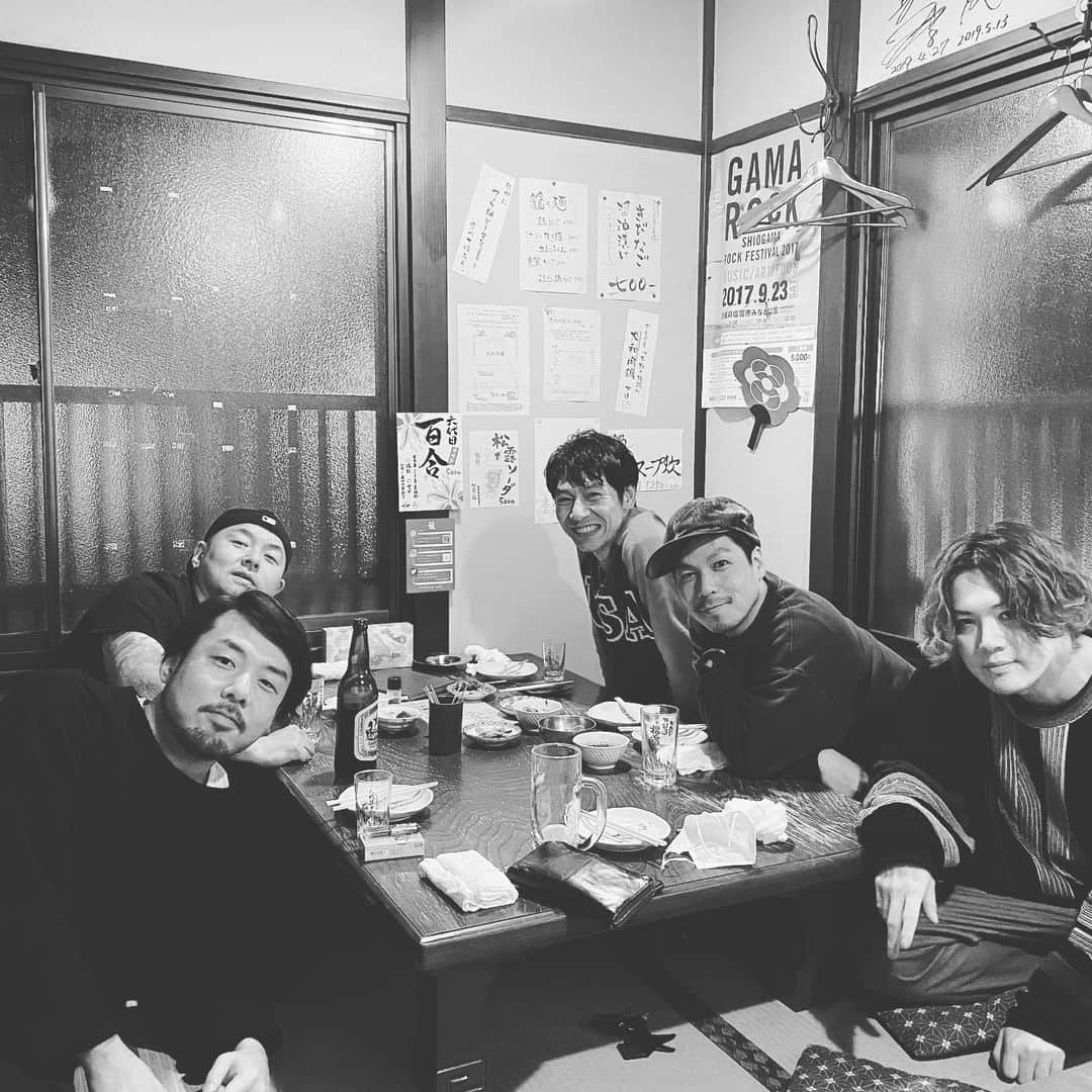桜井誠のインスタグラム：「昨夜の良き宴 江島ともゆっくり飲んだのは初めてかな〜 堀君もナイスガイ！！ そして何より俺の永遠の師匠でありアイドルの佐野さん😊相変わらず独特なテンポの話し方で癒されました笑 気が付いたら7時間もお喋りしっぱなしで飲んでた🍺 ますおさん、素敵な宴に呼んでくれてありがとうございました！ #dragonash #サカナクション　#backdropbomb #ドラム」