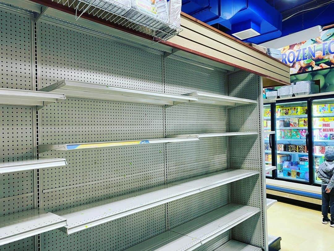 和央ようかさんのインスタグラム写真 - (和央ようかInstagram)「Wow 😳 nothing left on this shelf 😳😳 この棚、何にも残って無い😳 日本でもトイレットペーパー🧻がなかったが、まさかNYC🍎でも🙄日本での教訓が活かせてよかった👍とうとうレストランもクローズ😢学校もブロードウェイも😢NY がNY じゃなくなったみたい😢でもデリバリーはある👍🙂みんなで頑張ろ🙂 #takakonystylin🍎 #nystyle #nylie #nyc🍎#yokawao #和央ようか」3月16日 14時57分 - yokawao0215