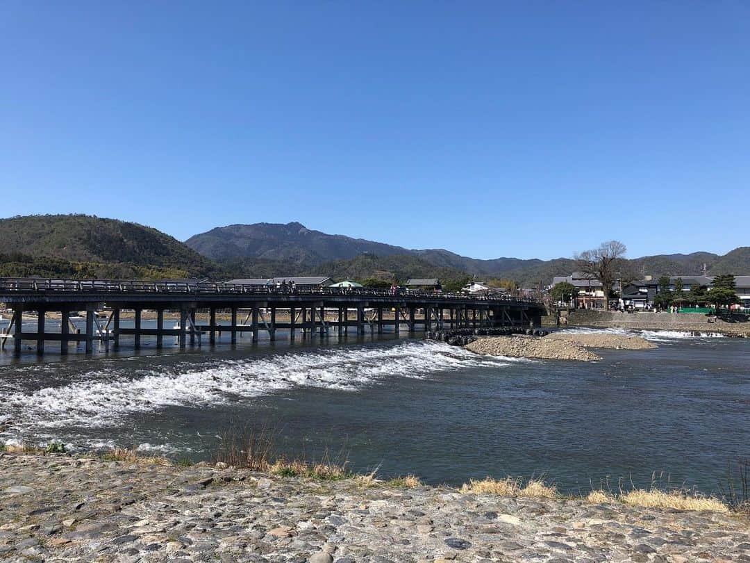 たかはしゆいさんのインスタグラム写真 - (たかはしゆいInstagram)「・ 京都旅行の写真📸 ・ 渡月橋✨ ・ ぼーっとみていられる。 心安らぐ風景だわ😊 ・ #京都 #旅行 #京都へ行こう  #観光スポット #京都観光 #京都旅行 #渡月橋 #風情 #kyoto #kyotojapan #たかはしゆい  #嵐山」3月16日 15時05分 - t.yuirin