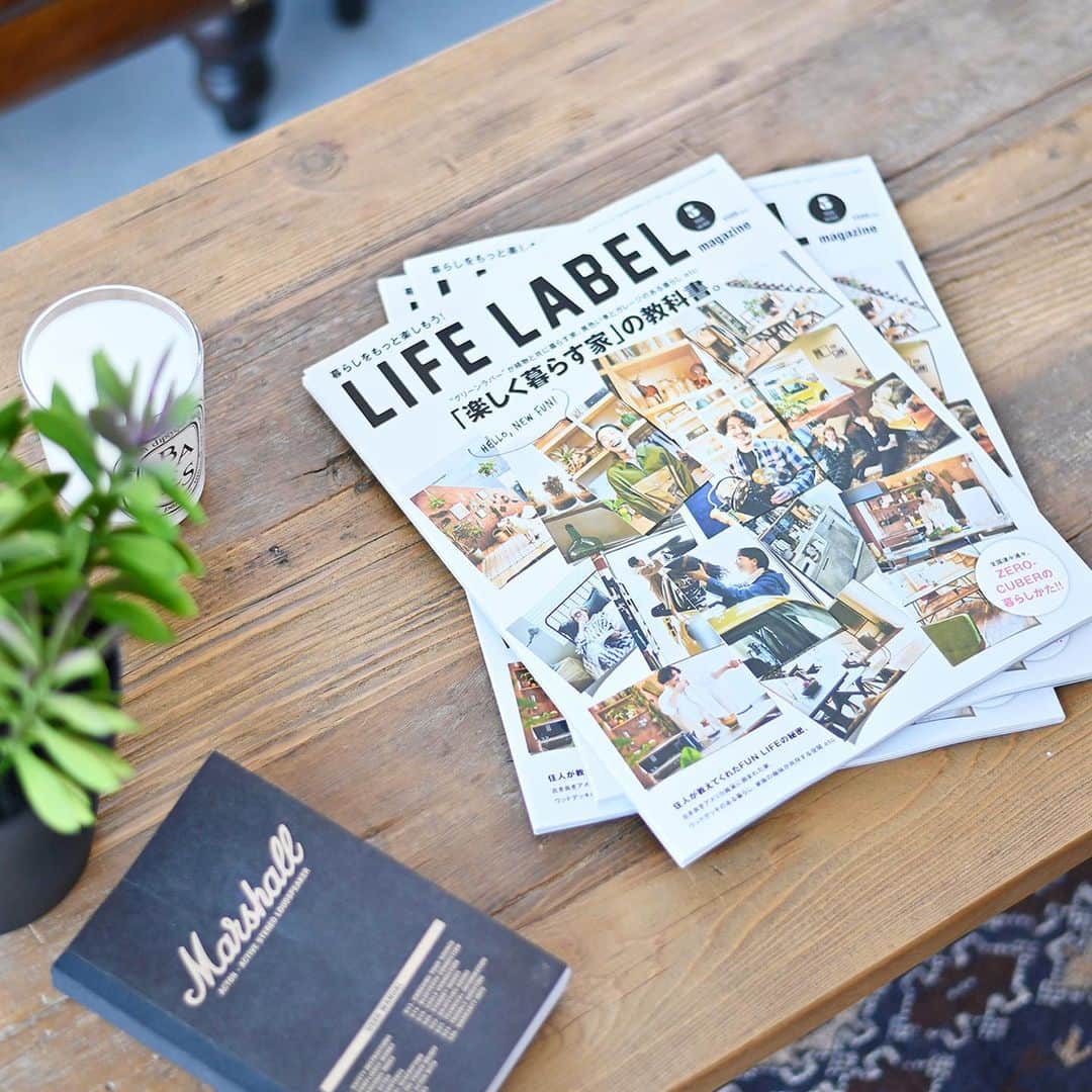 ZERO-CUBE+FUNさんのインスタグラム写真 - (ZERO-CUBE+FUNInstagram)「本日発売㊗️オリジナル雑誌 《LIFE LABEL magazine》Vol.2🎉 . “Hello, new fun.”をスローガンに 新しい暮らしの楽しみ方を提案するLIFE LABELが、 住むこと、⾷べること、おしゃれをすること…♪ 暮らしをもっと楽しむための アイデアが詰まった雑誌をつくりました🙂 . 今号は、LIFE LABELをまだ知らない方にも 見ていただけるきっかけができればと 全国の大型書店＆オンラインでの発売決定👏 . 👉各メディアで活躍中！豪華出演陣による撮り下ろし 👉4組のLIFE LABELの住人のご自宅紹介 などなど… . LIFE LABELの住宅を舞台に 様々な”FUN LIFE”の秘密、教えちゃいます🥺 . WEBマガジンから生まれた 自分らしさを探すための ヒントをお届けするアイデアブック📘 ぜひご覧ください😇 . ———————————— 本日より、書店＆オンラインで販売中♪ 詳しくは @lifelabel_official のURLからどうぞ💫 ———————————— . . #lifelabel #ライフレーベル #zerocube #zero_cube #ゼロキューブ #ゼロキューバー #マイホーム #戸建て #新築 #規格住宅 #四角い家 #箱の家 #暮らし #グリーンラバー #こどものいる暮らし #犬と暮らす家 #庭のある暮らし #車のある風景 #グリーンのある暮らし #心地よい暮らし #暮らしのアイデア #オリジナル #ブランドムック #ライフスタイルブック #森岡龍 #在原みゆ紀 #EMI #肥野竜也 #暮らしを楽しむ #cluel」3月16日 15時16分 - lifelabel_official