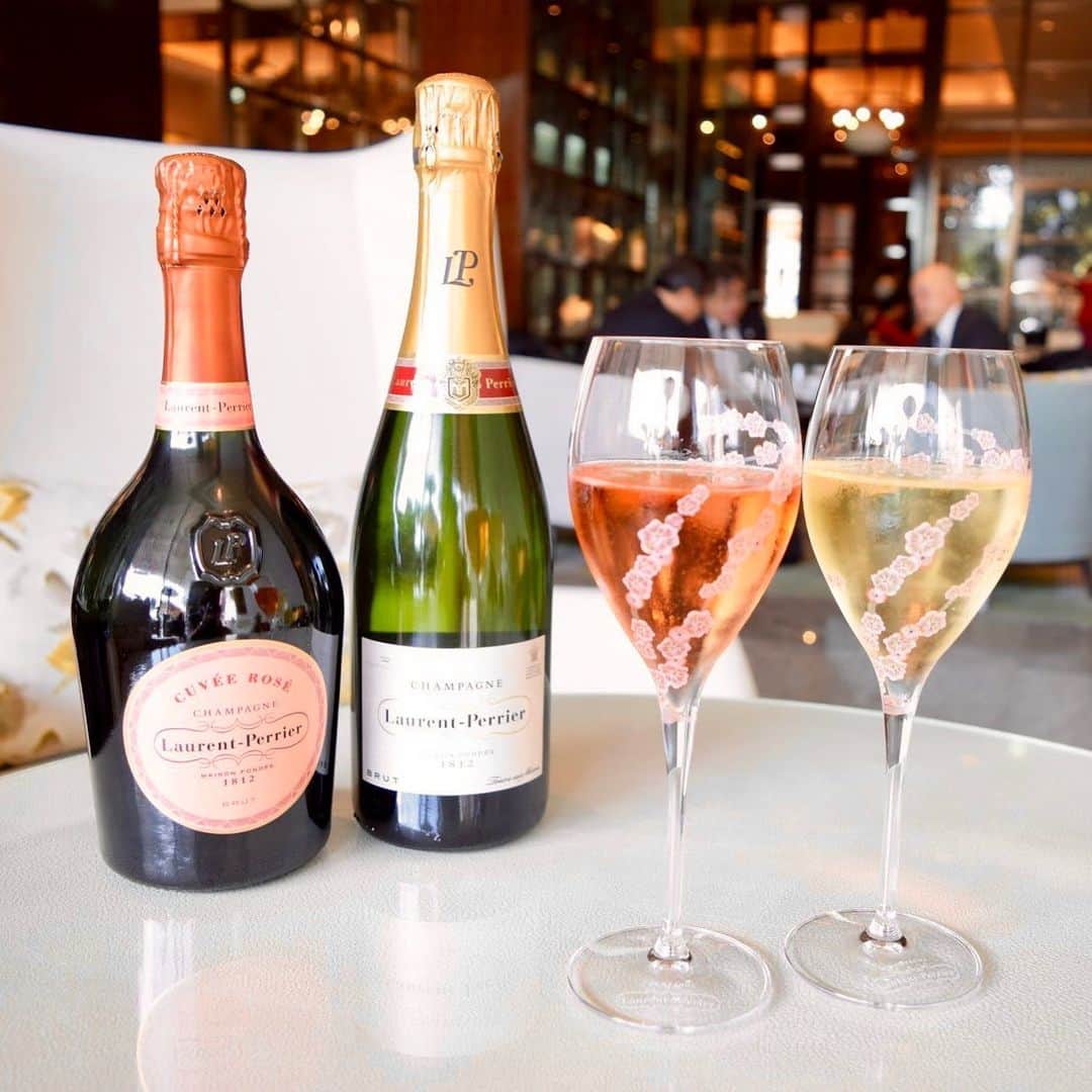 Palace Hotel Tokyo / パレスホテル東京さんのインスタグラム写真 - (Palace Hotel Tokyo / パレスホテル東京Instagram)「春を感じるグラスでシャンパーニュを。どちらがお好みですか？ Which glass of champagne would you like to sip on a spring afternoon?  #乾杯 #シャンパーニュ #シャンパン #ホテルラウンジ #ザパレスラウンジ #ローランペリエ #春の訪れ #桜グラス #丸の内 #パレスホテル東京 #springintokyo #champagne #glassofchampagne #cheers #laurentperrier #laurentperrierrose #hotellounge #springtime #LHWtraveler #uncommontravel #ThePalaceLounge #PalaceHotelTokyo @champagnelaurentperrier」3月16日 15時19分 - palacehoteltokyo