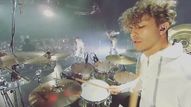リアド偉武のインスタグラム：「Waiting for the time To hit the drums To sing, shout and dance with you. Stay safe, see you soon😎 #bigmama #ukfc2019」