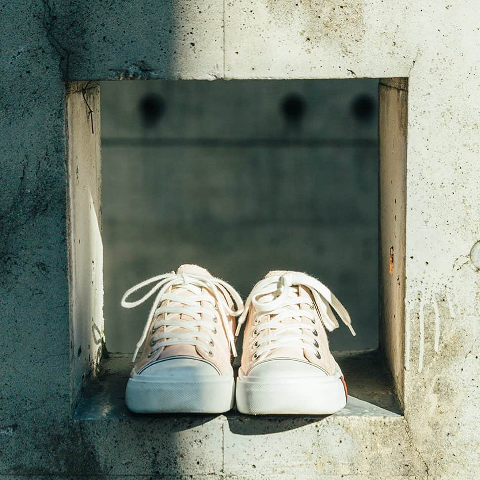 prokeds_jpのインスタグラム：「. PRO-Kedsの定番であるROYAL AMERICA LOを淡いピンクで仕上げたシーズナルモデル。やわらかな色合いが女性らしさを引き立て、春夏らしい雰囲気を演出。70年代には若者のカルチャーシーンと強く結びついて、アイビーファッションに愛用された1品は要注目です。  PRO-Keds ROYAL AMERICA ロイヤルアメリカ  #プロケッズ #ロイヤルアメリカ #シューズ #スニーカー #prokeds #royalamerica #kicks #shoes #sneaker #sneakers #fashion #instafashionista」