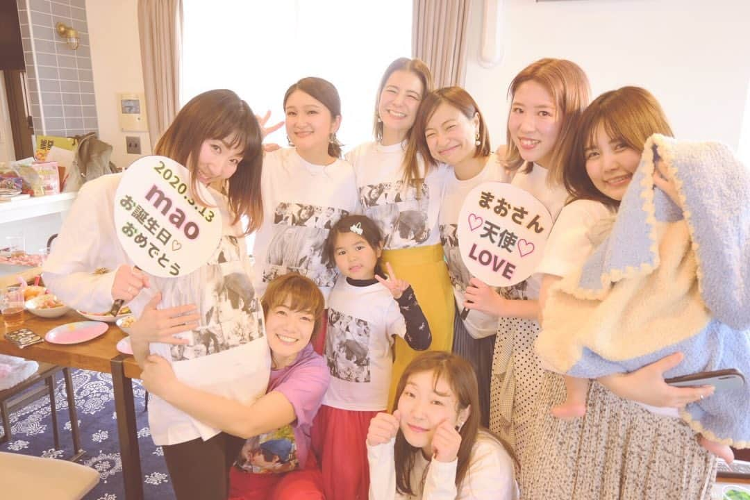 スザンヌさんのインスタグラム写真 - (スザンヌInstagram)「昨日は愛する妹のお誕生日会🎂を我が家で🏠💕﻿ ﻿ 真央ちゃんリクエストの豚汁と、串焼き（の串刺さないバージョンのお肉に野菜w）といろいろサラダ🥗﻿ ﻿ だいすきな友達や家族に集まってもらってのお祝い🥂﻿ ﻿ 妹がとてもとても幸せそうな顔しててわたしも幸せだった🤤﻿ いつも泣く真央ちゃんだけど、﻿ 昨日は涙すらわすれたらしい←﻿ ﻿ みんなで真央ちゃんオリジナルTシャツ作って﻿ お揃いで着たよ🙆‍♀️﻿ こないだアップしたマグカップもだけど　﻿ @up_t1 さんで注文しました😊﻿ 本人と　@gowasuchiyan は﻿ パープルで主役カラー💜﻿ ﻿ 最後の📷は﻿ 会の途中、襲ってきた睡魔に勝てなくてヨガマットの上で仮眠中のわたし😂﻿ みんなの笑い声や話し声聞きながら寝れるって﻿ いちばん最強の入眠😂💤❤️﻿ ﻿ とにもかくにも﻿ 31歳おめでとう㊗️﻿ ﻿ 実りある幸せ溢れる1年になりますように❤️﻿ だいすきだぜっ﻿ 頼りにしてます💪🌈 #スザ飯」3月16日 15時32分 - suzanneeee1028