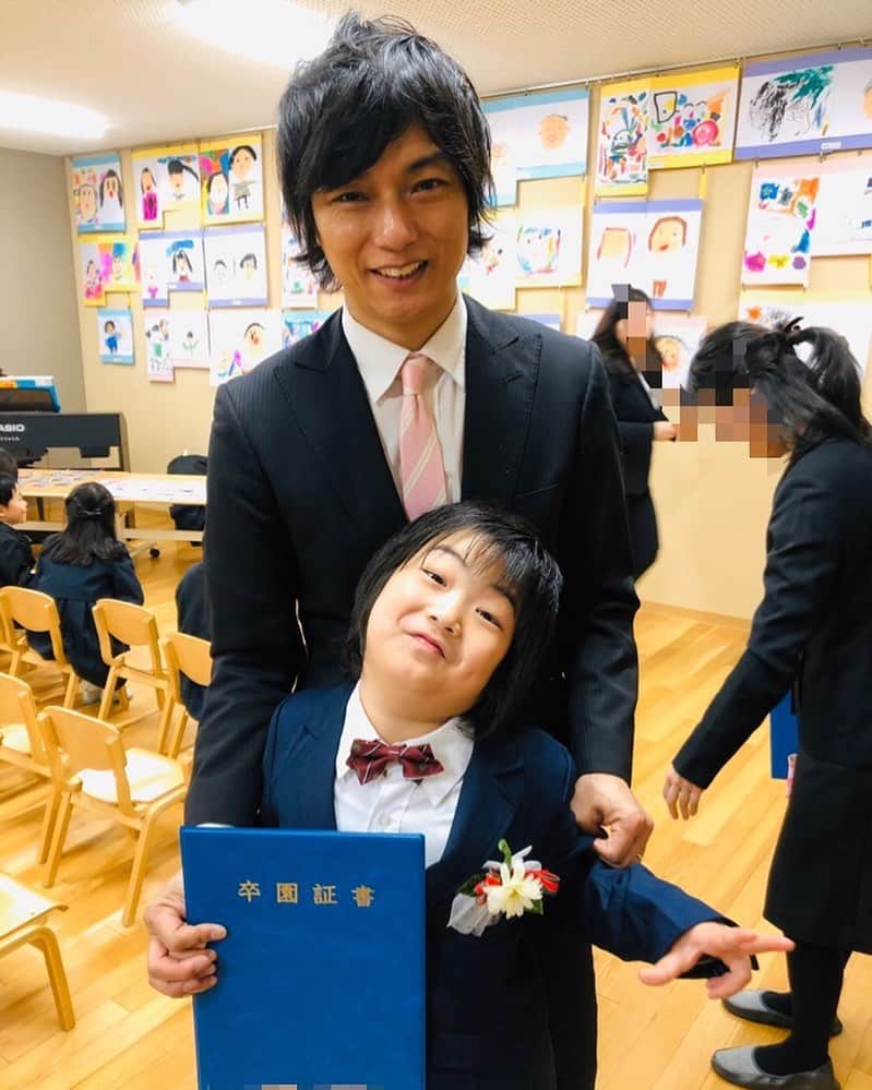 吉田ヒトシのインスタグラム：「保育園の初めての卒園式。 泣いちゃいました。 先生たちには感謝でいっぱいです。  @kanekoyuuki0729  #卒園式  #四児のパパ  #吉田ヒトシ #ネクタイはピンク #蝶ネクタイだけコムサ」