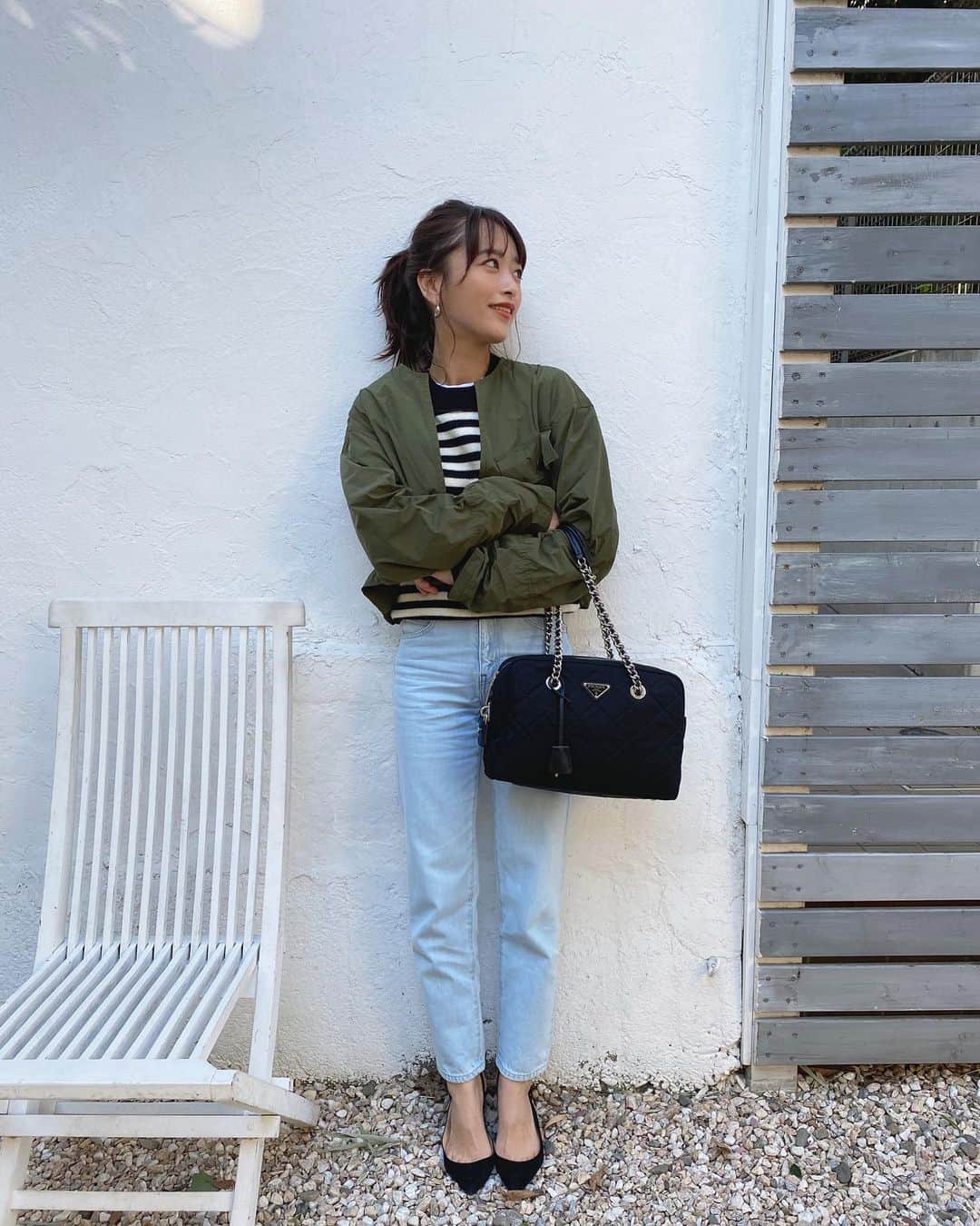 近藤千尋のインスタグラム：「撮影が早く終わった日☺️👏 お天気がいいから暖かいと思ったら… 素足で寒くて後悔した私服。笑😂 コロナも風邪も気を付けましょう😖」