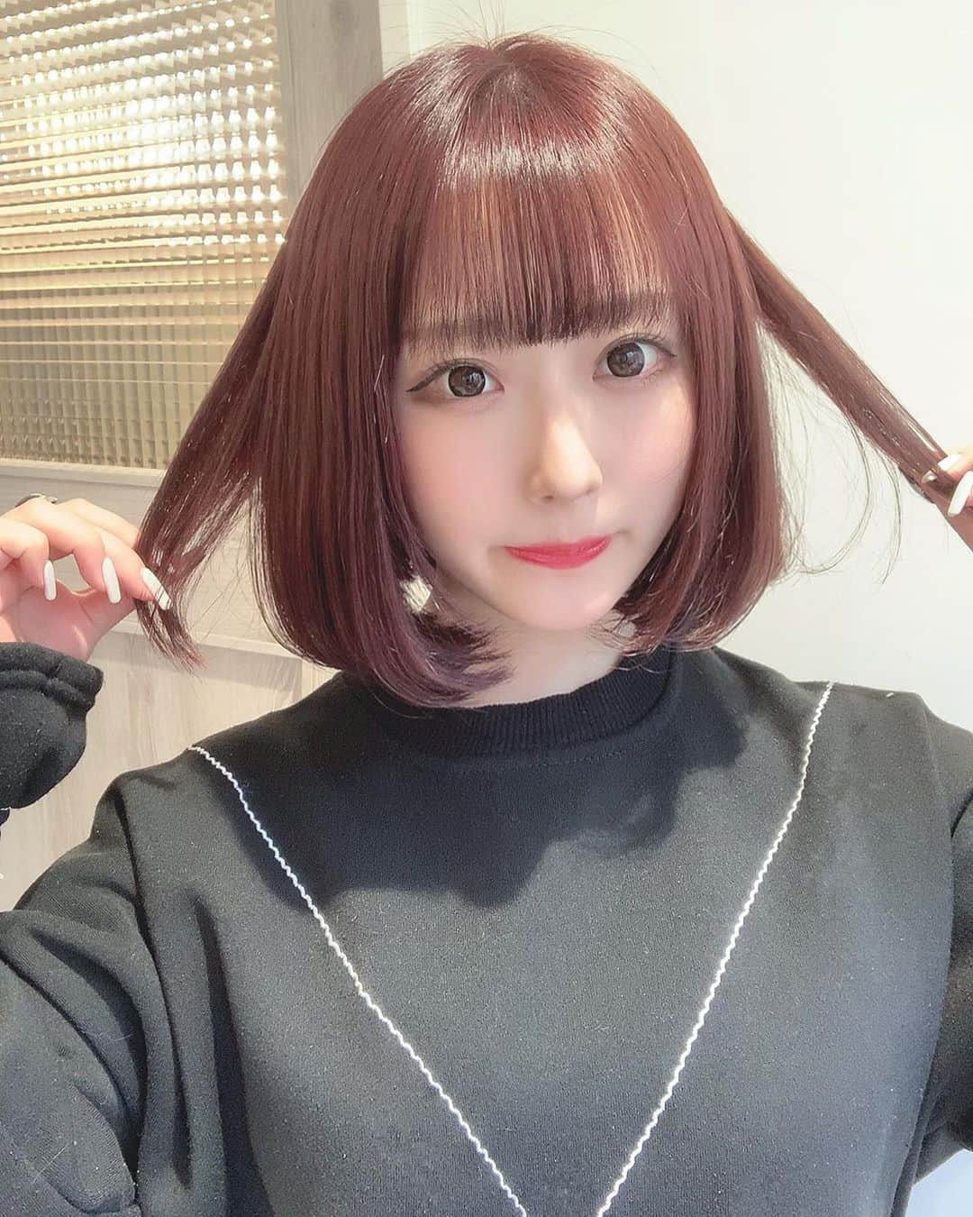 おもてちゃんのインスタグラム：「. この前またRISELへ！ 暗めピンクでサラツヤ〜わ〜〜(^。^)／ . 私が使ってる洗い流さないトリートメント、まだRISELでしか販売してないみたいなので皆さんも行きや(^。^)／(^。^)／(^。^)／ . 担当はマイメンのノグチメンです @yuuki_5820  カラーとトリートメント！いつも神」