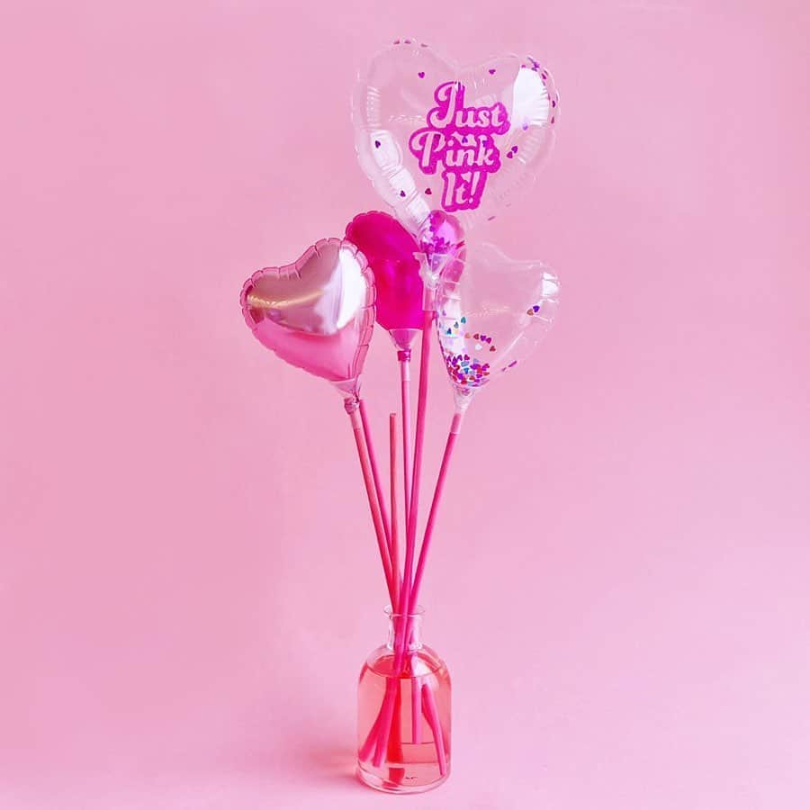 プラザ/PLAZAさんのインスタグラム写真 - (プラザ/PLAZAInstagram)「スティックバルーンに『JUST PINK IT!』のスタンプを押したPLAZA・MINiPLA限定アイテムが登場💞ディフューザーのスティックとしても使えるので、お手持ちのディフューザーにさしてインテリアとしても🙆‍♀️ . ⚠️ ディフューザーの液体がバルーンに触れると、色や塗装がはがれる可能性がありますので、ご注意ください。 . スティックバルーン JUST PINK IT! ¥418(税込) 【スティックバルーン ミニ 6cm】 マゼンダ・ライラック・パールピンク 各¥220(税込) クリアハートカラフル ¥275(税込) 【スティックバルーン 10cm】 ライラック ¥275(税込) カラフルコンフェッティ ¥385(税込) . #PLAZAピンク #PINK #ピンク #バルーン #スティックバルーン #PLAZA #プラザ #MINiPLA #MINIPLA #ミニプラ @plazastyle」3月16日 15時57分 - plazastyle