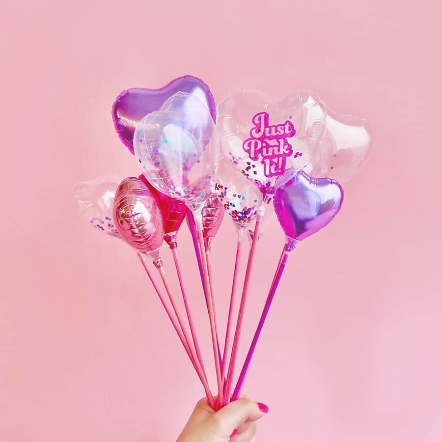 プラザ/PLAZAさんのインスタグラム写真 - (プラザ/PLAZAInstagram)「スティックバルーンに『JUST PINK IT!』のスタンプを押したPLAZA・MINiPLA限定アイテムが登場💞ディフューザーのスティックとしても使えるので、お手持ちのディフューザーにさしてインテリアとしても🙆‍♀️ . ⚠️ ディフューザーの液体がバルーンに触れると、色や塗装がはがれる可能性がありますので、ご注意ください。 . スティックバルーン JUST PINK IT! ¥418(税込) 【スティックバルーン ミニ 6cm】 マゼンダ・ライラック・パールピンク 各¥220(税込) クリアハートカラフル ¥275(税込) 【スティックバルーン 10cm】 ライラック ¥275(税込) カラフルコンフェッティ ¥385(税込) . #PLAZAピンク #PINK #ピンク #バルーン #スティックバルーン #PLAZA #プラザ #MINiPLA #MINIPLA #ミニプラ @plazastyle」3月16日 15時57分 - plazastyle