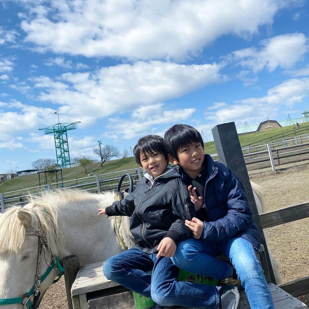 福長優のインスタグラム：「❤︎ たまには うちのメンズ達👦🏽👦🏽 3こ離れてるんだけど 仲良しだから毎日２人でゲラゲラ やってて楽しそう🐻🤎 （と言っても毎日喧嘩もしてる）  いつも妹のお世話してくれて ありがとうね💓  #3兄妹 #3個差 #8歳#5歳#2歳#👦🏽👦🏽👧🏽」