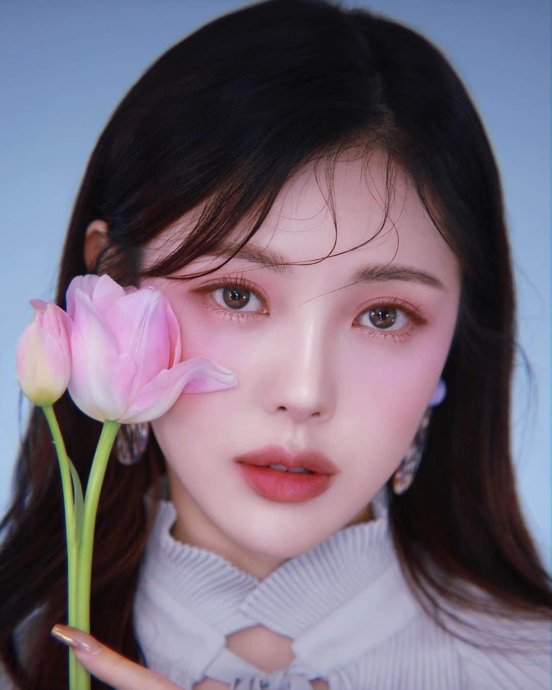 ポニーのインスタグラム：「화사하고 청초한 연보라빛 메이크업이 유튜브에 업로드됐어요!🌸 New video is up!」