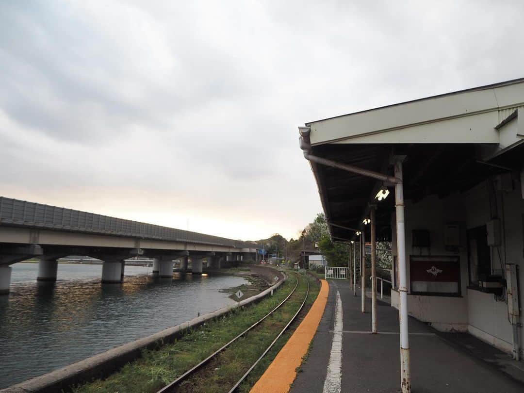 伊藤桃さんのインスタグラム写真 - (伊藤桃Instagram)「#天浜線の旅 #浜名湖佐久米駅 編´`*つづき！ この駅には以前の駅務室を利用した喫茶店があるのです。 名前は『かとれあ』。 昭和レトロな雰囲気漂う、昔ながらの喫茶店☕️✨ こういう雰囲気が大好きな私は、思わず1本列車を落としてのんびり滞在することに。 ただただ穏やかにすぎゆく時間が贅沢だったな·····♡ 🚉 3.4枚目: 店内にはかもめさんの時計があったり、 ゆりかもめの写真がついた切符をてにいれることができました。 というのも、かとれあの方のお父様が余ったパンを、シベリアから飛来してくるゆりかもめに与えた続けたことにより、なんと多いときで1日数千羽のゆりかもめがやってくるようになり、ちょっとした観光スポットになったそう。 私が訪れたときは4月だったので、かもめさんはいませんでした(o_ _)o 🚉 5枚目: 春爛漫の駅名標🌸 6.7枚目: 春の線路／そしてそのすぐそばには浜名湖 8枚目: ちょうど漁を終えた漁師さんちが戻ってくる様も、ホームからみられました。 9.10枚目: 淡い春の午後。 再び列車にのって次の駅へ·····！✨ 🚉 次でラストかな？続く(❁´ω`❁) #天竜浜名湖鉄道  #ローカル線の駅 #ローカル線の旅 #純喫茶コレクション  #純喫茶 #japan_of_insta  #浜名湖カフェ」3月16日 16時18分 - itomomo_tetsu