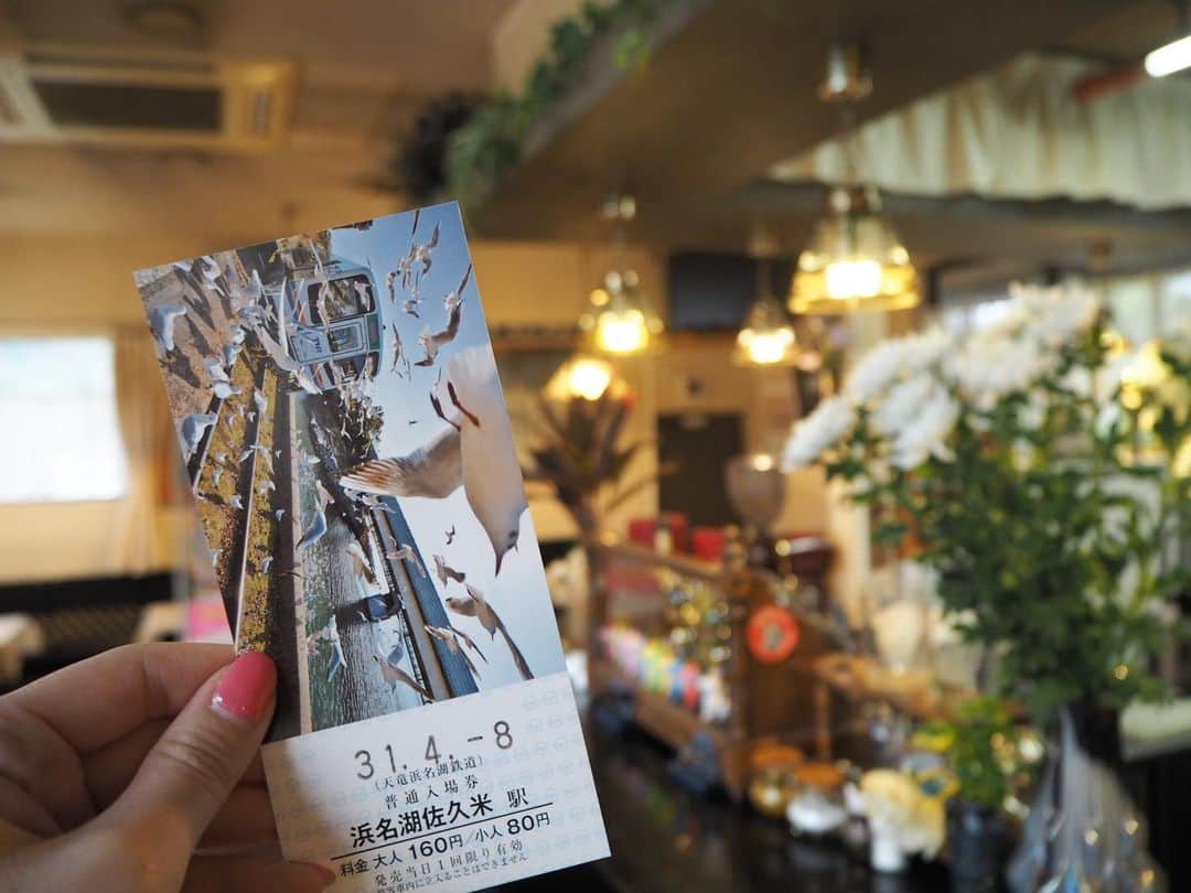 伊藤桃さんのインスタグラム写真 - (伊藤桃Instagram)「#天浜線の旅 #浜名湖佐久米駅 編´`*つづき！ この駅には以前の駅務室を利用した喫茶店があるのです。 名前は『かとれあ』。 昭和レトロな雰囲気漂う、昔ながらの喫茶店☕️✨ こういう雰囲気が大好きな私は、思わず1本列車を落としてのんびり滞在することに。 ただただ穏やかにすぎゆく時間が贅沢だったな·····♡ 🚉 3.4枚目: 店内にはかもめさんの時計があったり、 ゆりかもめの写真がついた切符をてにいれることができました。 というのも、かとれあの方のお父様が余ったパンを、シベリアから飛来してくるゆりかもめに与えた続けたことにより、なんと多いときで1日数千羽のゆりかもめがやってくるようになり、ちょっとした観光スポットになったそう。 私が訪れたときは4月だったので、かもめさんはいませんでした(o_ _)o 🚉 5枚目: 春爛漫の駅名標🌸 6.7枚目: 春の線路／そしてそのすぐそばには浜名湖 8枚目: ちょうど漁を終えた漁師さんちが戻ってくる様も、ホームからみられました。 9.10枚目: 淡い春の午後。 再び列車にのって次の駅へ·····！✨ 🚉 次でラストかな？続く(❁´ω`❁) #天竜浜名湖鉄道  #ローカル線の駅 #ローカル線の旅 #純喫茶コレクション  #純喫茶 #japan_of_insta  #浜名湖カフェ」3月16日 16時18分 - itomomo_tetsu