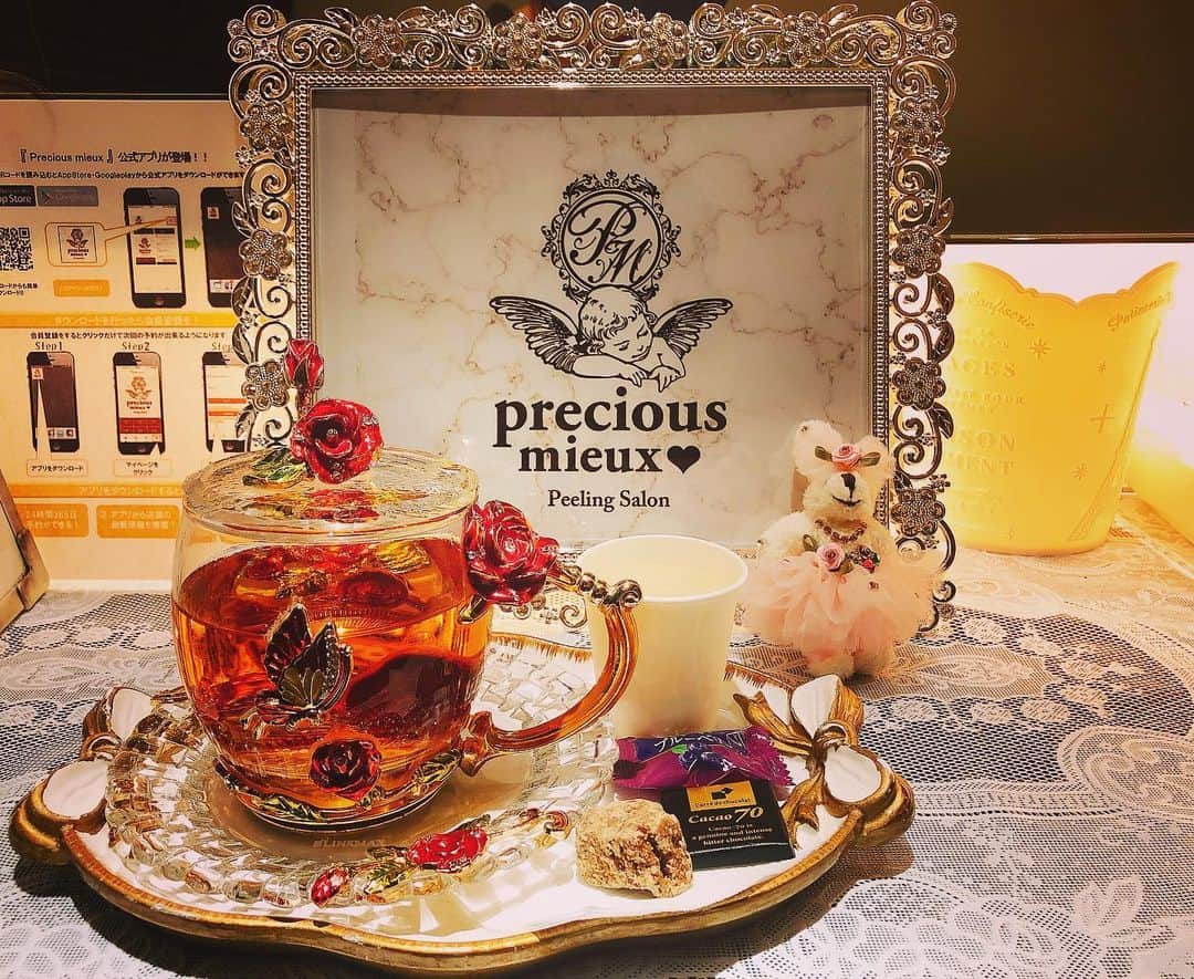 美沙玲奈のインスタグラム：「6回目のハーブピーリング🌿 → @precious_mieux  今回は、ビタミンピーリング✨ オプションで角栓除去！ 赤外線ゲルマヒーターで体を温めてもらいながら♨ 担当は、もも🍑さんです！  花粉の時期で肌が荒れやすく、 薬で乾燥してニキビが出来てたけど、 初めてのビタミンピーリングで、 すんごく滑らかになりました😳✨ 『痛っー！あつーっ！』と悶えながら😂 けど、気付いたら寝てました😴(動画寝てる。笑) そして赤外線ゲルマヒーターで、 びっくりするくらい汗が流れてスッキリ🥺 これから一週間、しっかり保湿して経過見る‼ 本当に行く度に感動してる😭💕 #precious_mieux #ピーリングサロン #ピーリング #ハーブピーリング #毛穴ケア #毛穴の黒ずみ #いちご鼻 #角栓除去 #ニキビ #ニキビ跡 #ニキビケア #美肌ケア #美肌作り #エステ #エステサロン #肌質改善 #細胞再生 #アンチエイジング #陶器肌 #美白ケア #美容 #美容液 #美容好き #スキンケア #スキンケア用品 #オススメコスメ #ノーファンデ」