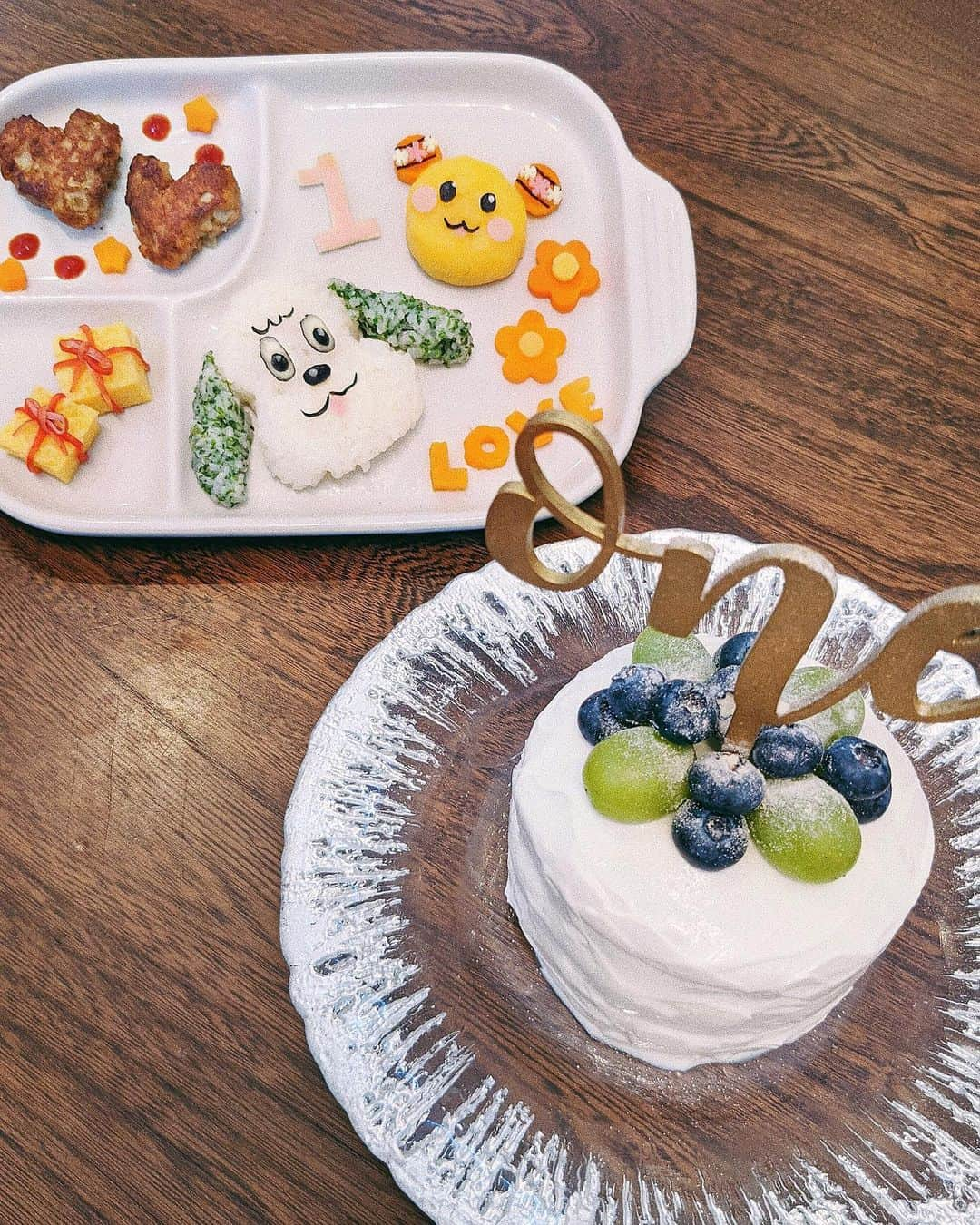 ソンイさんのインスタグラム写真 - (ソンイInstagram)「1歳のお誕生日ご飯はわんわんうーたんのキャラプレートと、手作りフルーツケーキ🎂🥣💕﻿ 母ちゃん初めてのキャラ飯作り🤣✊🏻﻿ ﻿ 作り方とバルーン装飾についてDMたくさん頂いたので🥺❣️﻿ ﻿ 🐶わんわん→白米と青のり﻿ 🐹うーたん→じゃがいも&かぼちゃのマッシュ﻿ 🎁プレゼント→卵焼きとかにかま﻿ その他はチーズ海苔ハム人参で👌🏻﻿ ﻿ ケーキは丸くくり抜いた食パンと水切りヨーグルトで🎂 中には苺とバナナ🍓🍌﻿ 水切りヨーグルトはオイコス無糖プレーンを使って時短しました👌🏻﻿ スプーン練習にもオイコス無糖は大活躍中です🥄👦🏻﻿ ﻿ バルーンの飾り付けはバラ風船だから配置決めが難しくて時間かかってしまった🥺🎈﻿ ﻿ 購入先は﻿ 🎈水色&ミント色のバルーン→海外サイトEtsy﻿ 🎈ゴールド&透明キラキラバルーン→楽天﻿ 👑oneバルーンと息子の王冠→Amazon﻿ 🎂oneケーキトッパー→海外サイトEtsy﻿ 🍡一升餅→楽天﻿ ﻿ #1歳の誕生日 #1歳バースデー #1歳誕生日プレート﻿ #キャラプレート #わんわんうーたんプレート﻿ #1歳誕生日ケーキ #手作りケーキ﻿ #水切りヨーグルトケーキ #誕生日飾り付け #ソンイ離乳食 #ソンイ子供ご飯」3月16日 16時13分 - sunwei1013