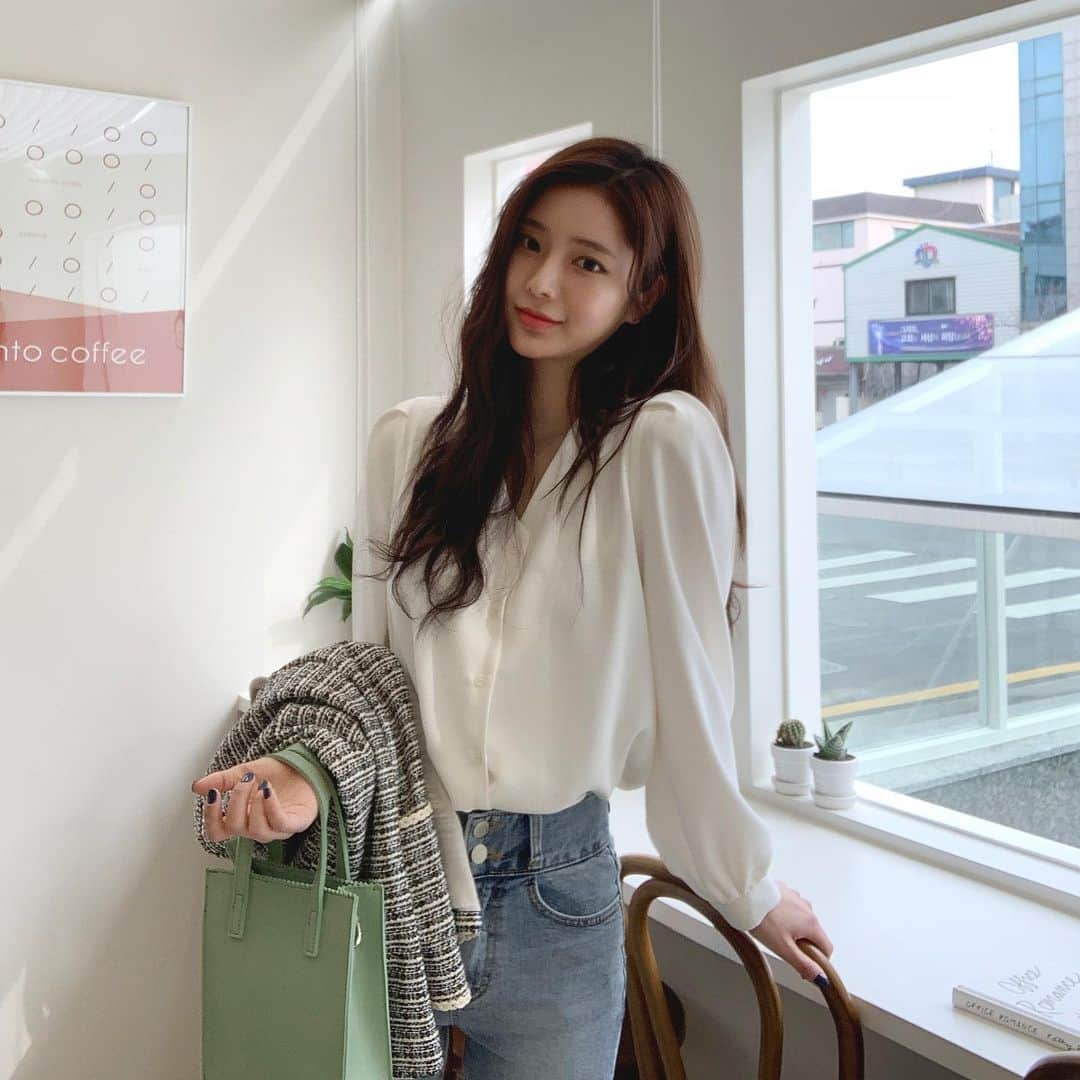Chuuのインスタグラム：「데일리하게 입기 좋은 츄메이드 블라우스💓 어깨,소매셔링으로 러블리하고 여리핏까지 연출되는 반해버린 아이템이랍니다💓」