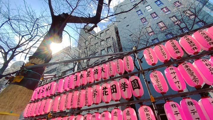 サイモンとマルティナのインスタグラム：「Life is going on here in Tokyo 🇯🇵 Spring is slowly starting to appear. Cherry Blossom trees are feeling tempted to bloom with all these warm afternoons..but once the sun sets, it feels like a chilly winter evening 🥶 Noticeable changes include less crowded trains, less crowded streets, however supermarkets are all brimming with produce as usual, and we’re all doing much more hand-washing and much less face-hole-touching🖐🧼 Where are you from, and how are you doing? 🧐」