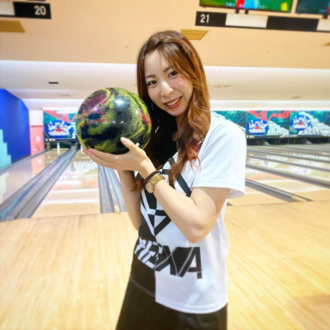 竹原三貴のインスタグラム：「アップビートとの記念写真🎳📸✨ #アップビート #HEXA #bowling #볼링 #打保龄球　#保龄球 #打保齡球　#保齡球 #боулинг #ボウリング #ボーリング #ローダウン」