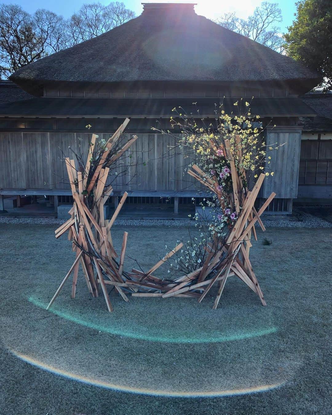座間アキーバのインスタグラム：「乗り越えましょうGood time to come together #damnvirus #flowers #akivawoodwork」