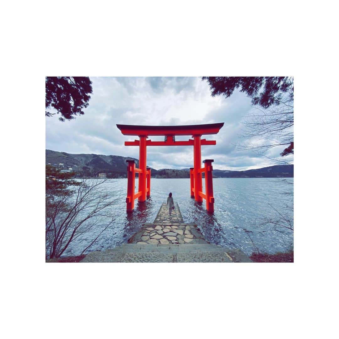 のインスタグラム：「平和の鳥居って言うんだ〜 素敵な名前😊❤️ また訪れたいなっ！🐉 おみくじを引いたんですけど 印象的な内容でした🙏  #箱根神社　#平和の鳥居 #九頭龍神社　#おみくじ #箱根　#芦ノ湖」