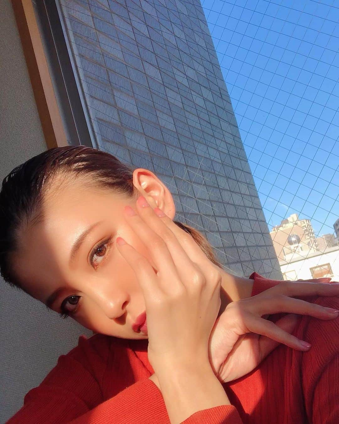 源崎トモエのインスタグラム：「今回のネイルはお仕事もあるから すごくシンプルにした💅🏼 . #newnail #newnails  #gradationnail #simplenails  #グラデーションネイル #シンプルネイル」