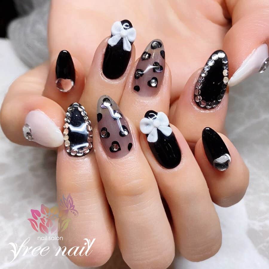 free nail フリーネイルのインスタグラム：「. お客様ネイル💅🏻🍀 . モノクロガーリーネイル🖤🤍 . 可愛い🌝🖤🤍🎀 . ご来店ありがとうございました🙇🏻‍♀️🙇🏻‍♀️🙇🏻‍♀️💗 . #ネイルアート #ジェルネイル #ネイルサロン #大阪ネイルサロン #ネイルデザイン #ネイルチェンジ #シースルーネイル #ハートネイル #3dネイル #リボンネイル #モノクロネイル #ブラックネイル #ガーリーネイル #ゴテゴテネイル #デザインネイル #トレンドネイル #ロングネイル #春ネイル #springnails #nailsart #nailsdid #美甲 #日式美甲 #日式美甲胶 #日本美甲师 #日本美甲老师 #美甲上课 #日本胶 #フリーネイル #freenail」
