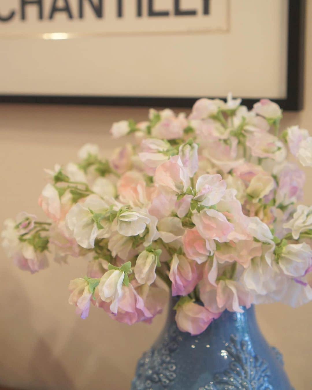 池上真麻さんのインスタグラム写真 - (池上真麻Instagram)「そしてこちらは　@salondorstyle でも販売中のスイートピー(造花)。 儚げな感じも素晴らしい出来です！！長女は、かわいいかわいい！言っています。 . #春爛漫 #スイートピー #花のある暮らし #instaflower  #flowerstagram #happy #interior #interiordecor #sweetpea」3月16日 16時31分 - marsaikegami