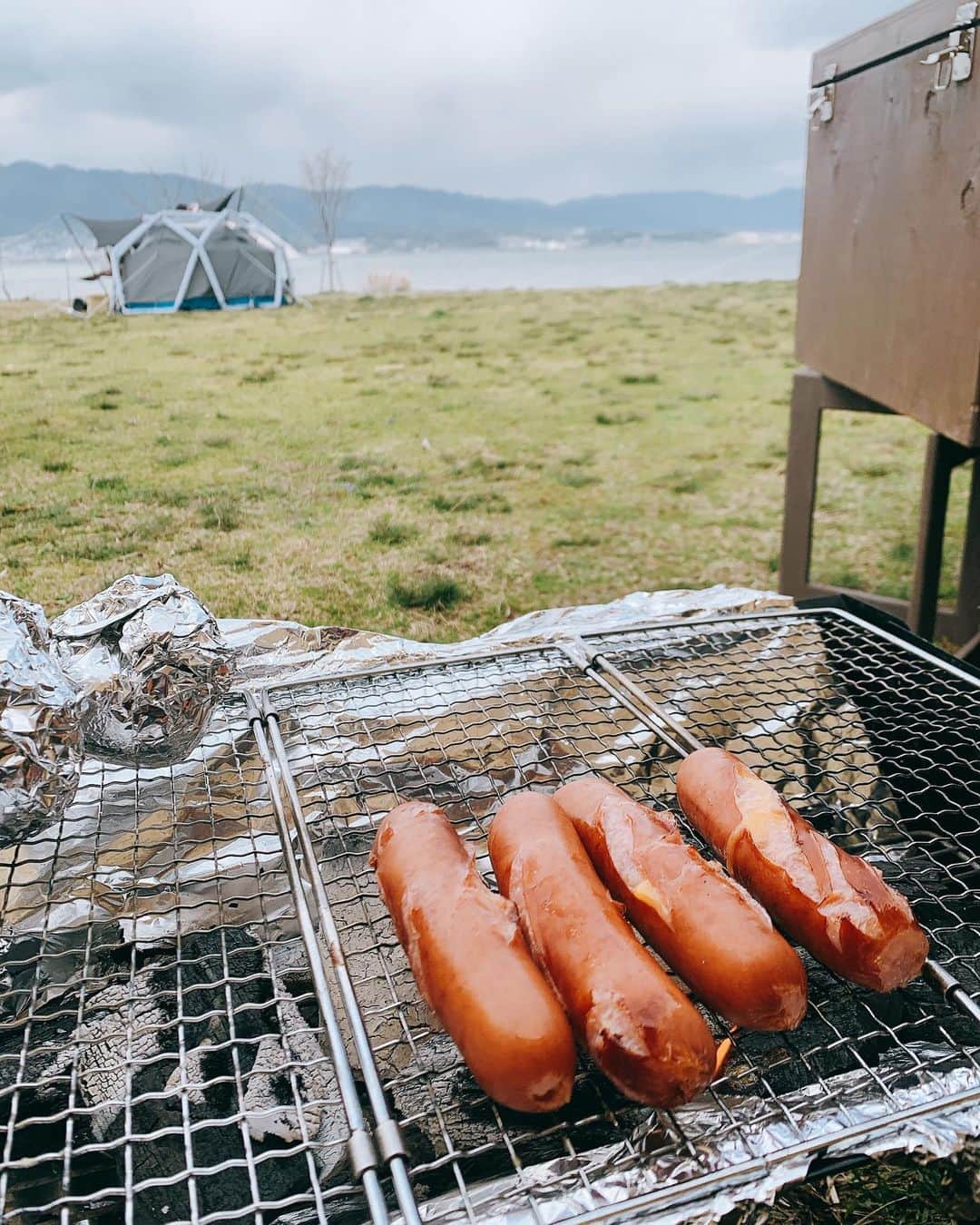 速水里彩さんのインスタグラム写真 - (速水里彩Instagram)「. きょうは寒いですね〜❄️ . 最近お休みの日は家で過ごすことが多いので 遠出したくてウズウズしております。 暖かくなったらキャンプがしたい〜！ 新しいテントを買ったのです◎ . 冬キャンプは外で飲むコーヒーが美味しいので好きですが☕️ やっぱり春が好きです😆🏕🍳 . . #キャンプ #アウトドア #琵琶湖 #湖岸キャンプ」3月16日 16時51分 - hayami.risa