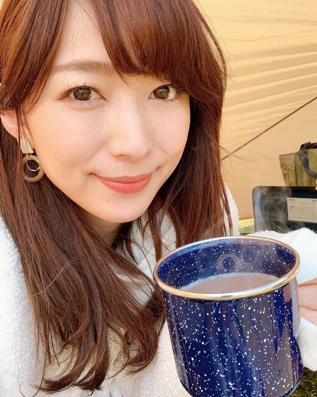 速水里彩さんのインスタグラム写真 - (速水里彩Instagram)「. きょうは寒いですね〜❄️ . 最近お休みの日は家で過ごすことが多いので 遠出したくてウズウズしております。 暖かくなったらキャンプがしたい〜！ 新しいテントを買ったのです◎ . 冬キャンプは外で飲むコーヒーが美味しいので好きですが☕️ やっぱり春が好きです😆🏕🍳 . . #キャンプ #アウトドア #琵琶湖 #湖岸キャンプ」3月16日 16時51分 - hayami.risa