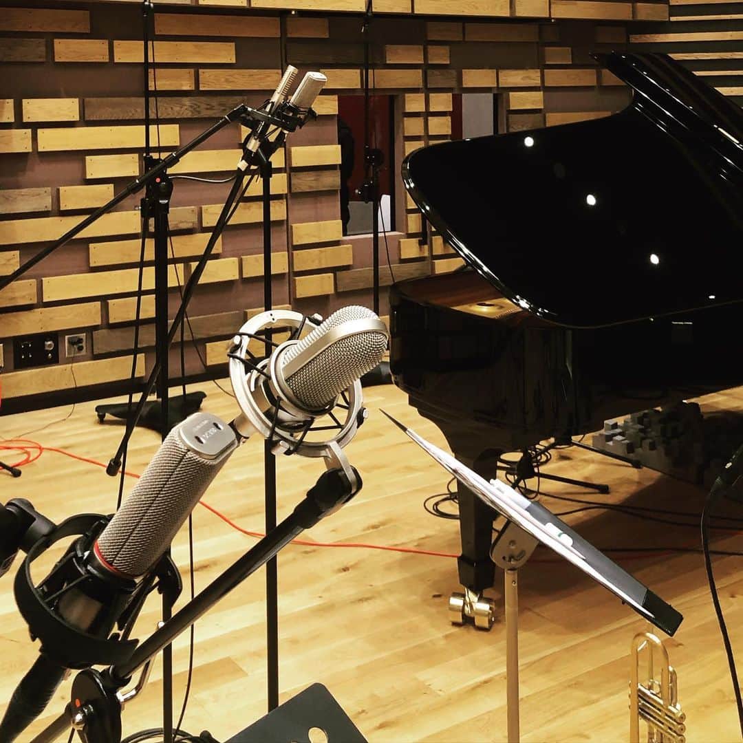 のインスタグラム：「レコーディング中！ #recording #ピアノと同じ部屋で」