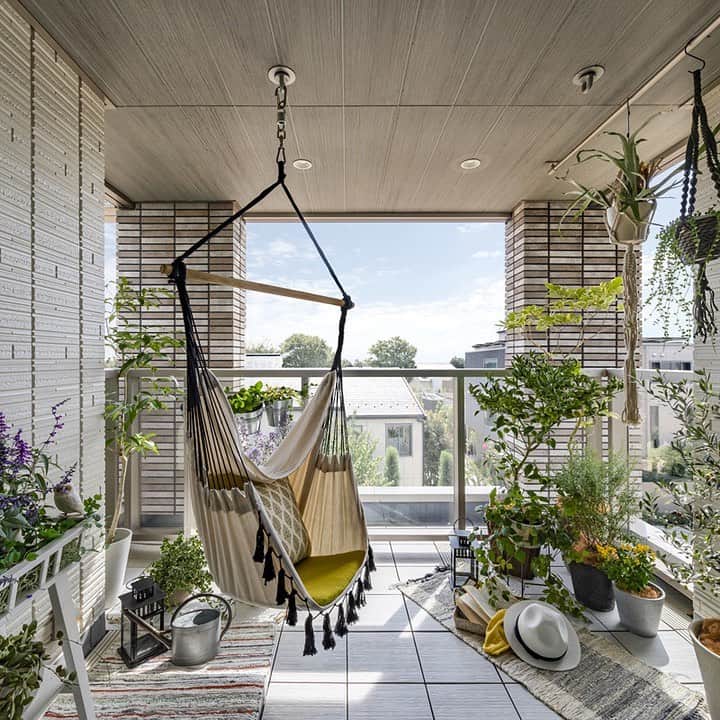 ［賃貸住宅シャーメゾン］のインスタグラム：「天井に吊り⾦具がついたシャーメゾンのお部屋なら、ハンモックを吊るしたり、グリーンをハンギングしておしゃれな空間を演出することだって思いのまま💡 . まるで「もうひとつのリビング」、そんなふうに呼びたくなるくらい広々としたバルコニー🍀やさしい⾵が吹き抜けて、通りを⾏く⾃動⾞の⾳や⼈々の話し声さえ⼼地いい。そんなリビングのようなバルコニーをぜひあなたの生活空間に💕 . 気軽に、じぶんスタイル。賃貸住宅なのにカスタマイズできる🛠それがシャーメゾンの「プラスαの⽣活提案」です🏠✨ . #シャーメゾン #シャーメゾンのお部屋 #積水ハウス #インテリア #賃貸インテリア #スタイリング #シンプルインテリア #ハンモック #バルコニスト #観葉植物 #styling #simple #relax #luxuary #interiordesign #livingroom #homedecor #livestagrammer #roomclip #instahome #balconist #hanmock #diy #green #plants」