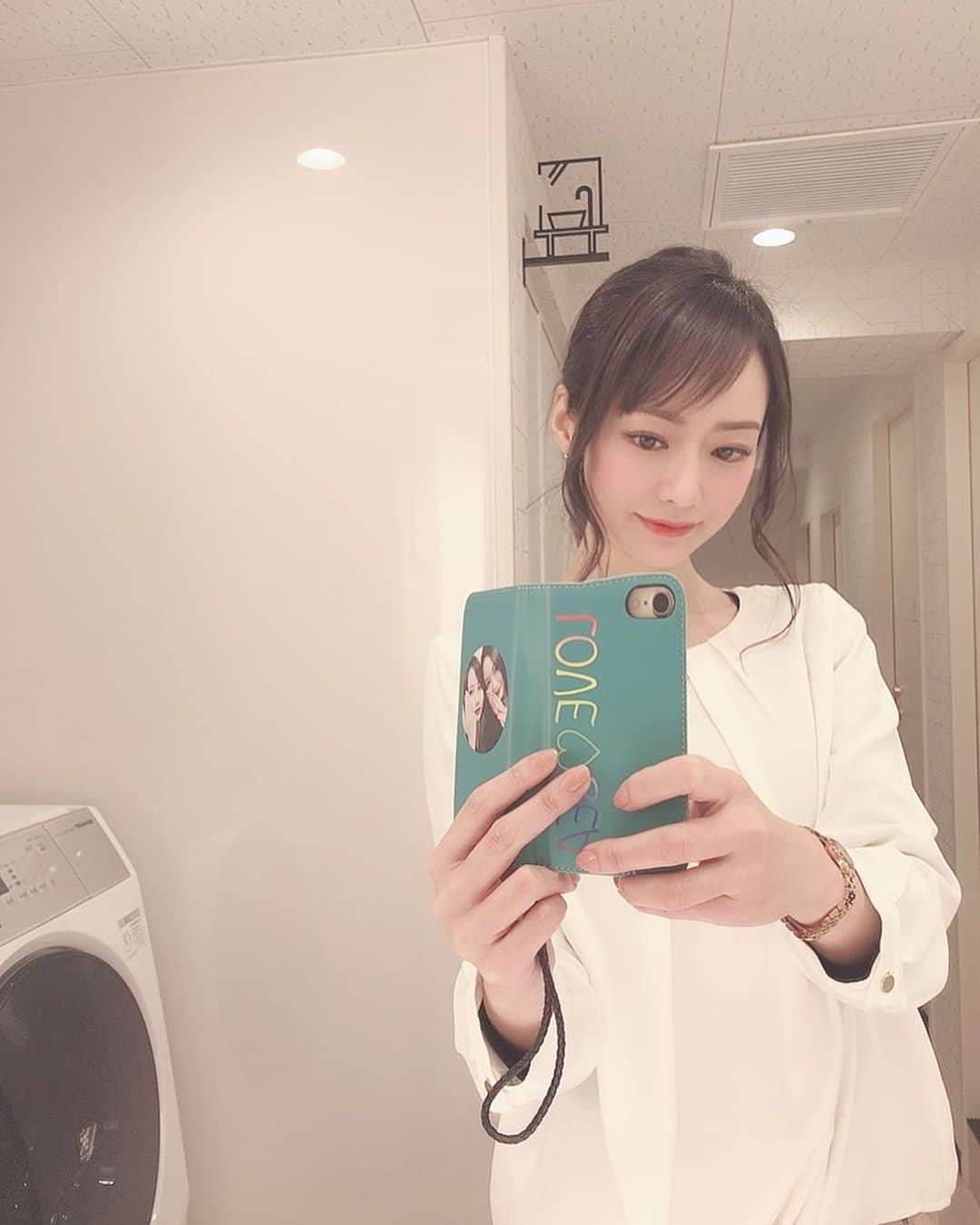 吉山りささんのインスタグラム写真 - (吉山りさInstagram)「絶賛撮影中💕  風がやばくて 前に進めなかった😂😂😂 🍃🌀🍃 🍃🌀🍃 🍃🌀🍃 #吉山りさ #フリーモデル #フリーランス #freelance #フリーランスモデル #撮影 #撮影モデル #ムービー #動画 #movie #model  #shooting #金魚 いっぱい😍 みなさま初めましてチーム☺️✨ #40代 #アラフォーママモデル #ママモデル #強風 パない！！ #冷え性 だから冷えまくった😂 #open #hostel #金魚すくい したくなった #オフィスカジュアル #春コーデ  #40代コーデ #japanesemodel  そろそろ #名刺 なくなるー💦 #📹 #🎬 仕事早い人達大好き💕 #cafe で #お酒 もあって安い😍 今度行こーっと 🥂しゅわしゅわもあるかなー😍」3月16日 16時54分 - oreorerisa