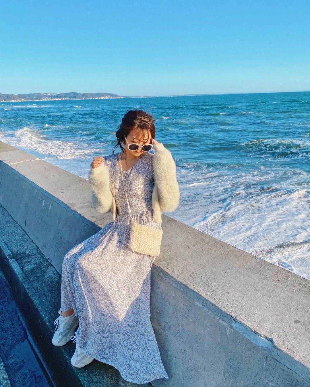 中島絢乃さんのインスタグラム写真 - (中島絢乃Instagram)「🌊👗💐﻿ ﻿ ﻿ ﻿ ﻿ この時期の海は﻿ 風が大変なことになっているので、﻿ サングラス&まとめ髪は必須です⚠️🚧笑﻿ ﻿ ほとんど初鎌倉だった妹は、﻿ 風の強さととんびの量に 衝撃を受けていました🤭笑﻿ ﻿ ﻿ ﻿ ﻿ ﻿ その日のコーデだよ👗💕﻿ ﻿ dress :#eclin  cardigan :#rosarymoon﻿ sneaker :seven ﻿ ﻿ @eclin_official の#花柄ワンピース は、﻿ ウエストがサイドで絞れるようになっていて﻿ スタイルアップできちゃいます😳💐﻿ ﻿ ﻿ カジュアルめにしたくて﻿ スニーカーを合わせたよ😊👟❤️💋﻿ ﻿ ❤︎❤︎❤︎❤︎❤︎❤︎❤︎❤︎❤︎❤︎❤︎❤︎❤︎❤︎❤︎﻿ #あやのん的鎌倉🏄‍♀️ #鎌倉観光」3月16日 16時55分 - nakajima_ayano