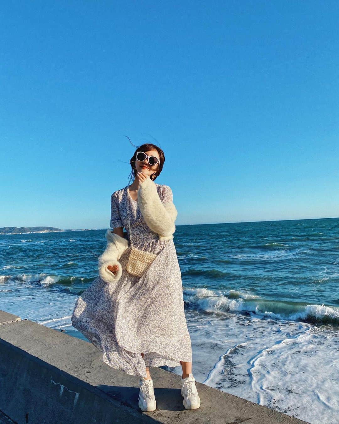 中島絢乃さんのインスタグラム写真 - (中島絢乃Instagram)「🌊👗💐﻿ ﻿ ﻿ ﻿ ﻿ この時期の海は﻿ 風が大変なことになっているので、﻿ サングラス&まとめ髪は必須です⚠️🚧笑﻿ ﻿ ほとんど初鎌倉だった妹は、﻿ 風の強さととんびの量に 衝撃を受けていました🤭笑﻿ ﻿ ﻿ ﻿ ﻿ ﻿ その日のコーデだよ👗💕﻿ ﻿ dress :#eclin  cardigan :#rosarymoon﻿ sneaker :seven ﻿ ﻿ @eclin_official の#花柄ワンピース は、﻿ ウエストがサイドで絞れるようになっていて﻿ スタイルアップできちゃいます😳💐﻿ ﻿ ﻿ カジュアルめにしたくて﻿ スニーカーを合わせたよ😊👟❤️💋﻿ ﻿ ❤︎❤︎❤︎❤︎❤︎❤︎❤︎❤︎❤︎❤︎❤︎❤︎❤︎❤︎❤︎﻿ #あやのん的鎌倉🏄‍♀️ #鎌倉観光」3月16日 16時55分 - nakajima_ayano