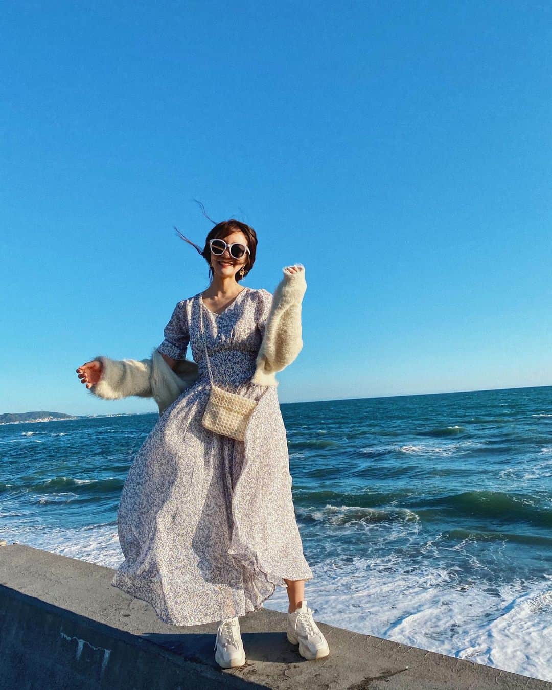 中島絢乃さんのインスタグラム写真 - (中島絢乃Instagram)「🌊👗💐﻿ ﻿ ﻿ ﻿ ﻿ この時期の海は﻿ 風が大変なことになっているので、﻿ サングラス&まとめ髪は必須です⚠️🚧笑﻿ ﻿ ほとんど初鎌倉だった妹は、﻿ 風の強さととんびの量に 衝撃を受けていました🤭笑﻿ ﻿ ﻿ ﻿ ﻿ ﻿ その日のコーデだよ👗💕﻿ ﻿ dress :#eclin  cardigan :#rosarymoon﻿ sneaker :seven ﻿ ﻿ @eclin_official の#花柄ワンピース は、﻿ ウエストがサイドで絞れるようになっていて﻿ スタイルアップできちゃいます😳💐﻿ ﻿ ﻿ カジュアルめにしたくて﻿ スニーカーを合わせたよ😊👟❤️💋﻿ ﻿ ❤︎❤︎❤︎❤︎❤︎❤︎❤︎❤︎❤︎❤︎❤︎❤︎❤︎❤︎❤︎﻿ #あやのん的鎌倉🏄‍♀️ #鎌倉観光」3月16日 16時55分 - nakajima_ayano