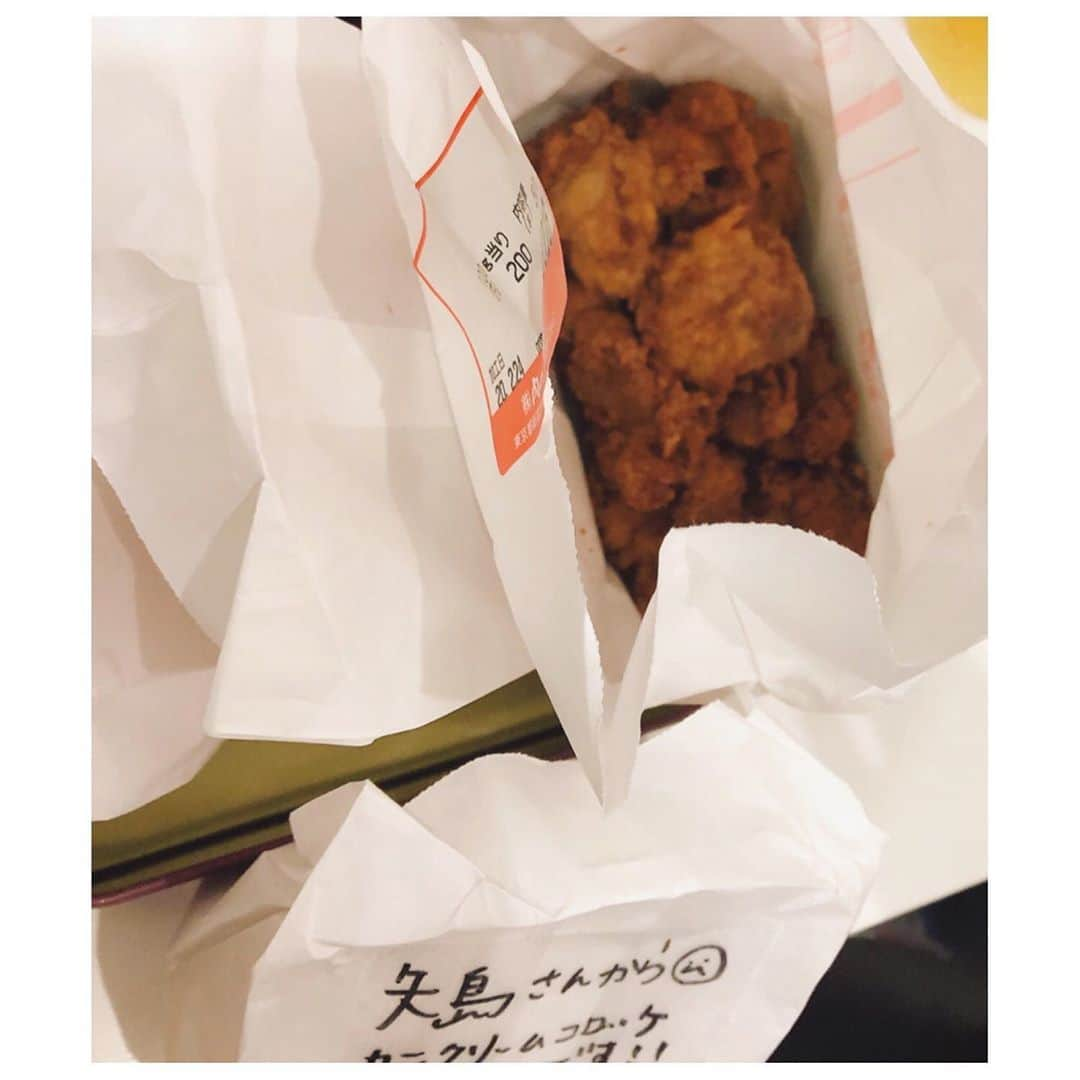 馬場園梓さんのインスタグラム写真 - (馬場園梓Instagram)「へい♪  最近揚げ物を食べる時、 うれしすぎてちょっとシャクレるみたい！  さて、 先日の報道で、 「今はまだ、緊急事態宣言ではない！」 ということでしたので、  3/19〜の舞台をやらせていただくことになりました！！ もちろん、 除菌、消毒、換気、スタッフのマスク・手袋着用、 お客様の検温など、 しっかりと対策をさせていただいた上で行います。  ですので、 体調が万全の方は、ぜひ、マスク着用の上、 お越しいただけたら幸いです。  お待ちしております！！ 🍀 「彼の名はレオナルド」  日時 ／2020年3月19日（木）～29日（日）  劇場／赤坂RED/THEATER  脚本 演出／矢島弘一  出演　大崎捺希／小宮孝泰／清水直子／中島早貴／中村英香／板山世界／馬場園梓／山本真由美 ／彩木りさ子／西野優希／春木生／福澤重文／福田ゆみ  公演日程（全10回） 19日(木)  19:00 20日(金祝)  18:00☆ 21日(土)  13:00  22日(日)  18:00☆ 23日(月)ーーーーー 24日(火)  19:00☆ 25日(水)  19:00 26日(木)  14:00  27日(金)  19:00☆ 28日(土)  13:00  29日(日)  16:00☆  今回、 山本真由美ちゃんと、 Wキャストで「イザベラ」をやらせていただきます。  わたくしの出演日は☆の日！  同じ期間中に 「あるいは真ん中に座るのが俺」もやってます。  こちらもぜひ！！ というわけで、 私バージョンと真由美ちゃんバージョン、 あるいは真ん中に座るのが俺、  と、3つ見ていただきたい所存です！！笑  何卒、 よろしくお願い申し上げます。  昨日、 二部作の最終稽古がありまして、  立て続けに演じて、各々の作品を見ました。  かなり緊張しましたが、いつのまにか夢中になっていて、楽しくできました！  もう一つの方も、めちゃくちゃ面白かった！  ステキなみなさんと出会えて 本当にしあわせです！  ルン♪  チケット w.pia.jp/t/tokyomahalo/  詳細 tokyomahalo.com/performance/  #yeah #happy #nice #舞台 #赤坂レッドシアター  #彼の名はレオナルド #あるいは真ん中に座るのが俺 #二部作 #唐揚げ #コロッケ #元気ですかー #稽古 #いよいよ #本番 #しあわせ #球体 #ルン♪」3月16日 16時58分 - babazonoazusa