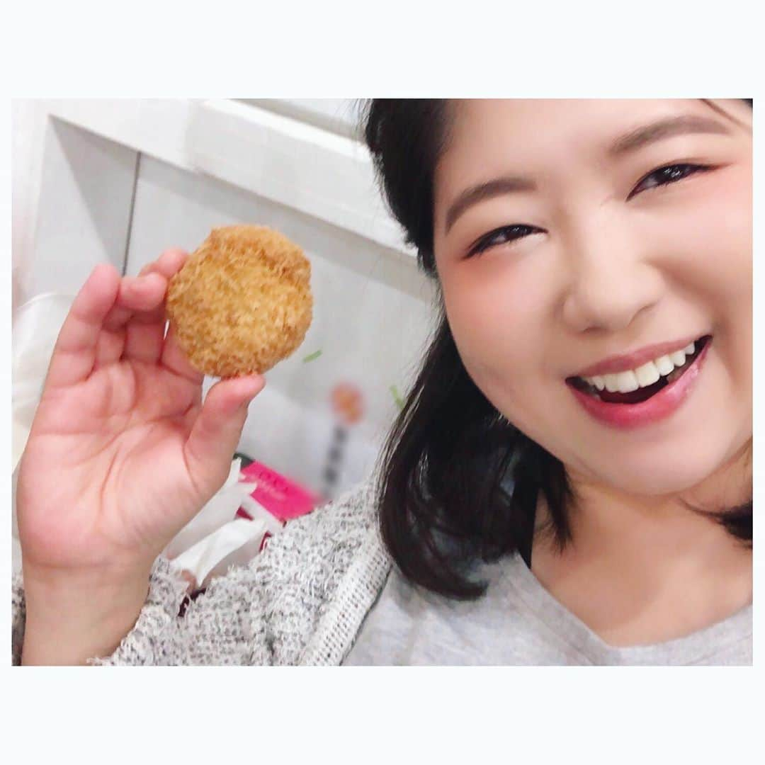 馬場園梓さんのインスタグラム写真 - (馬場園梓Instagram)「へい♪  最近揚げ物を食べる時、 うれしすぎてちょっとシャクレるみたい！  さて、 先日の報道で、 「今はまだ、緊急事態宣言ではない！」 ということでしたので、  3/19〜の舞台をやらせていただくことになりました！！ もちろん、 除菌、消毒、換気、スタッフのマスク・手袋着用、 お客様の検温など、 しっかりと対策をさせていただいた上で行います。  ですので、 体調が万全の方は、ぜひ、マスク着用の上、 お越しいただけたら幸いです。  お待ちしております！！ 🍀 「彼の名はレオナルド」  日時 ／2020年3月19日（木）～29日（日）  劇場／赤坂RED/THEATER  脚本 演出／矢島弘一  出演　大崎捺希／小宮孝泰／清水直子／中島早貴／中村英香／板山世界／馬場園梓／山本真由美 ／彩木りさ子／西野優希／春木生／福澤重文／福田ゆみ  公演日程（全10回） 19日(木)  19:00 20日(金祝)  18:00☆ 21日(土)  13:00  22日(日)  18:00☆ 23日(月)ーーーーー 24日(火)  19:00☆ 25日(水)  19:00 26日(木)  14:00  27日(金)  19:00☆ 28日(土)  13:00  29日(日)  16:00☆  今回、 山本真由美ちゃんと、 Wキャストで「イザベラ」をやらせていただきます。  わたくしの出演日は☆の日！  同じ期間中に 「あるいは真ん中に座るのが俺」もやってます。  こちらもぜひ！！ というわけで、 私バージョンと真由美ちゃんバージョン、 あるいは真ん中に座るのが俺、  と、3つ見ていただきたい所存です！！笑  何卒、 よろしくお願い申し上げます。  昨日、 二部作の最終稽古がありまして、  立て続けに演じて、各々の作品を見ました。  かなり緊張しましたが、いつのまにか夢中になっていて、楽しくできました！  もう一つの方も、めちゃくちゃ面白かった！  ステキなみなさんと出会えて 本当にしあわせです！  ルン♪  チケット w.pia.jp/t/tokyomahalo/  詳細 tokyomahalo.com/performance/  #yeah #happy #nice #舞台 #赤坂レッドシアター  #彼の名はレオナルド #あるいは真ん中に座るのが俺 #二部作 #唐揚げ #コロッケ #元気ですかー #稽古 #いよいよ #本番 #しあわせ #球体 #ルン♪」3月16日 16時58分 - babazonoazusa